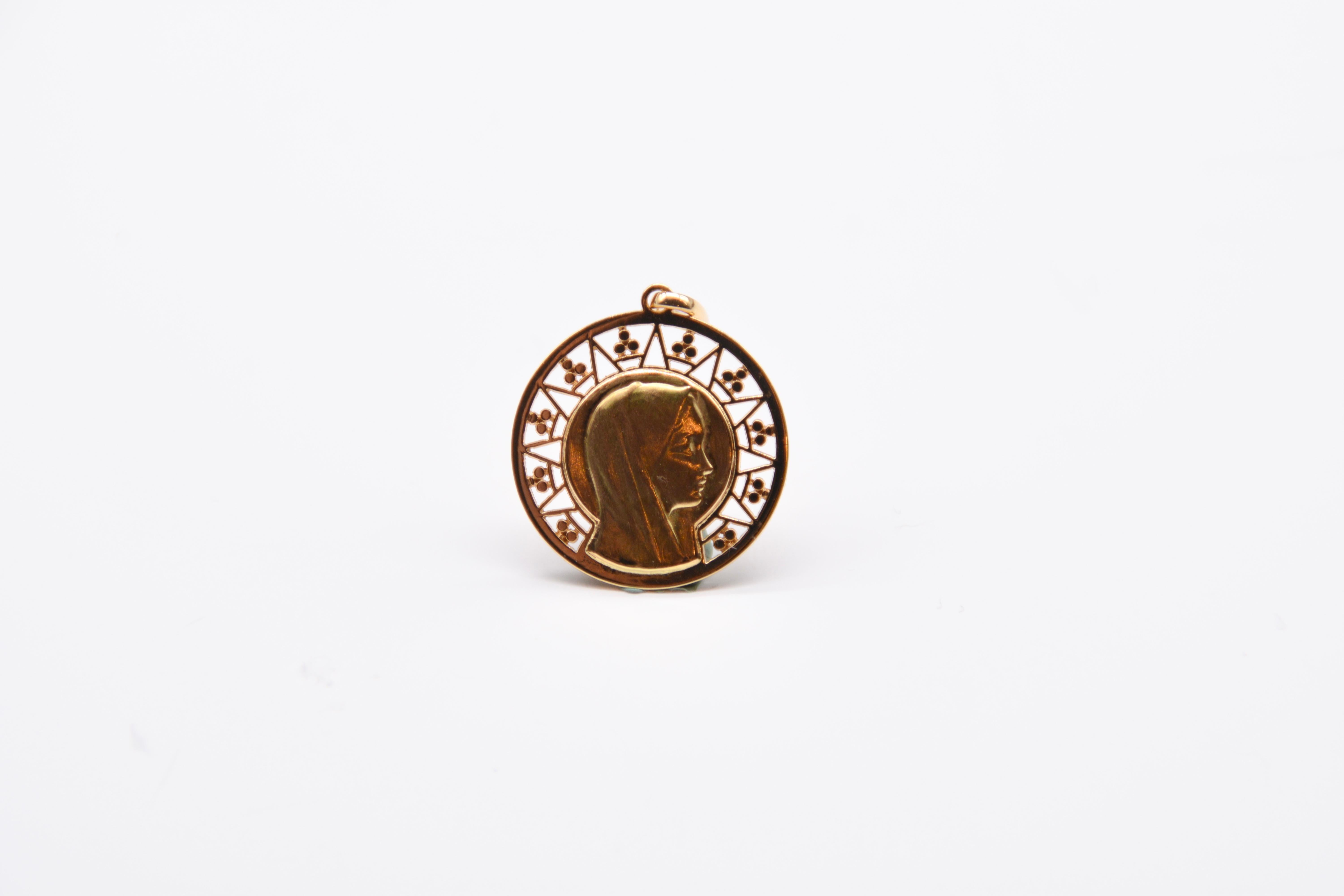 Médaille ronde française de la Vierge en or jaune ajourée en vente 1