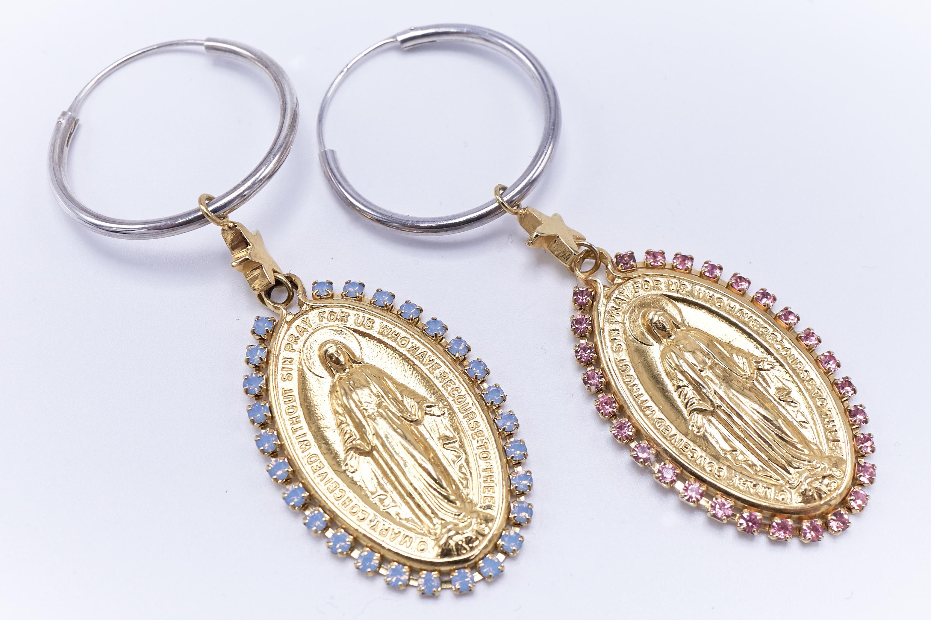 Medaillon-Ohrringe Jungfrau Maria mit Strass in Rosa und Hellblau J Dauphin (Frühviktorianisch) im Angebot