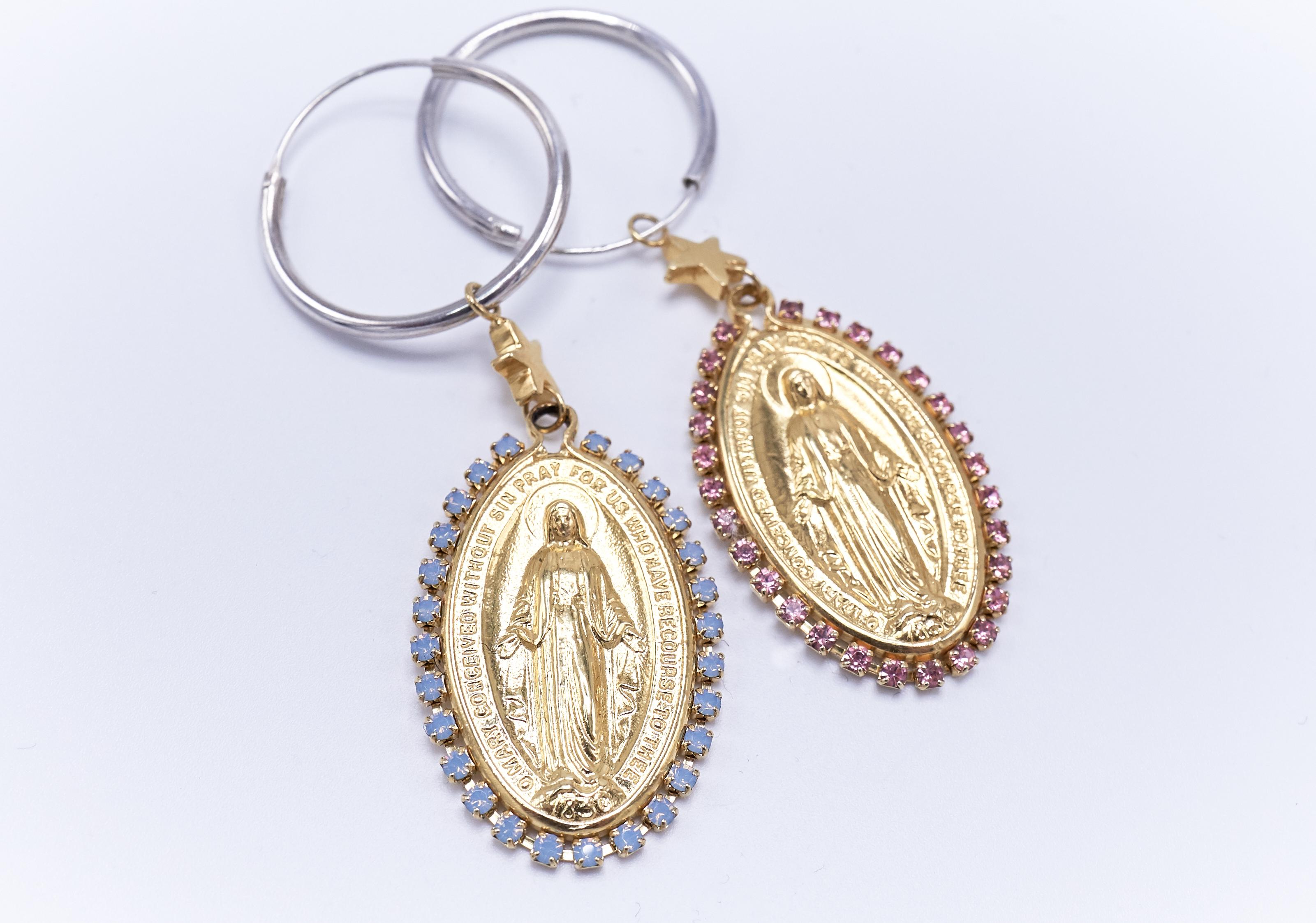 Pendientes Medalla Virgen María Pedrería Rosa Celeste J DAUPHIN en Nuevo estado para la venta en Los Angeles, CA