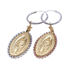 Boucles d'oreilles Médaille de la Vierge Marie en strass rose clair et bleu clair J Dauphin