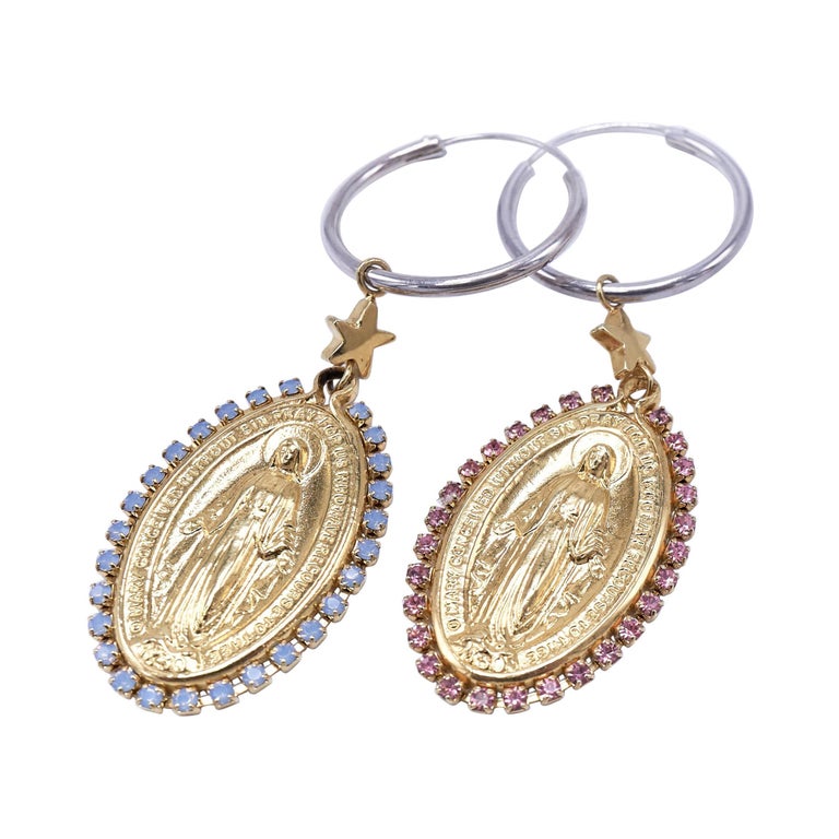 Boucles d'oreilles Médaille de la Vierge Marie en strass rose clair et bleu  clair J Dauphin En vente sur 1stDibs
