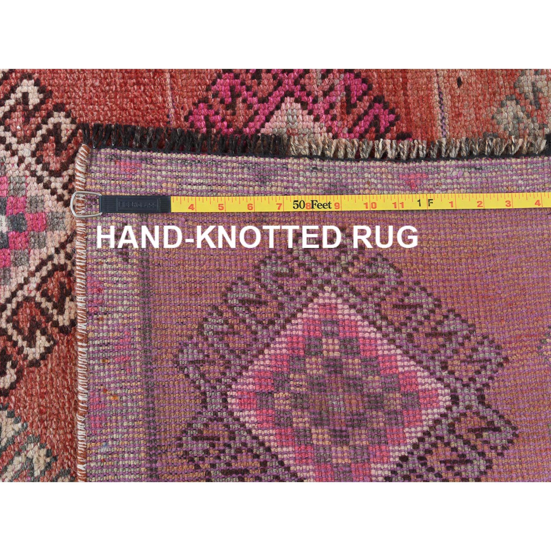 Metà XX secolo Medaglione All-Over Design Colorato, il Tramonto Persiano Shiraz Runner fatto a mano in vendita