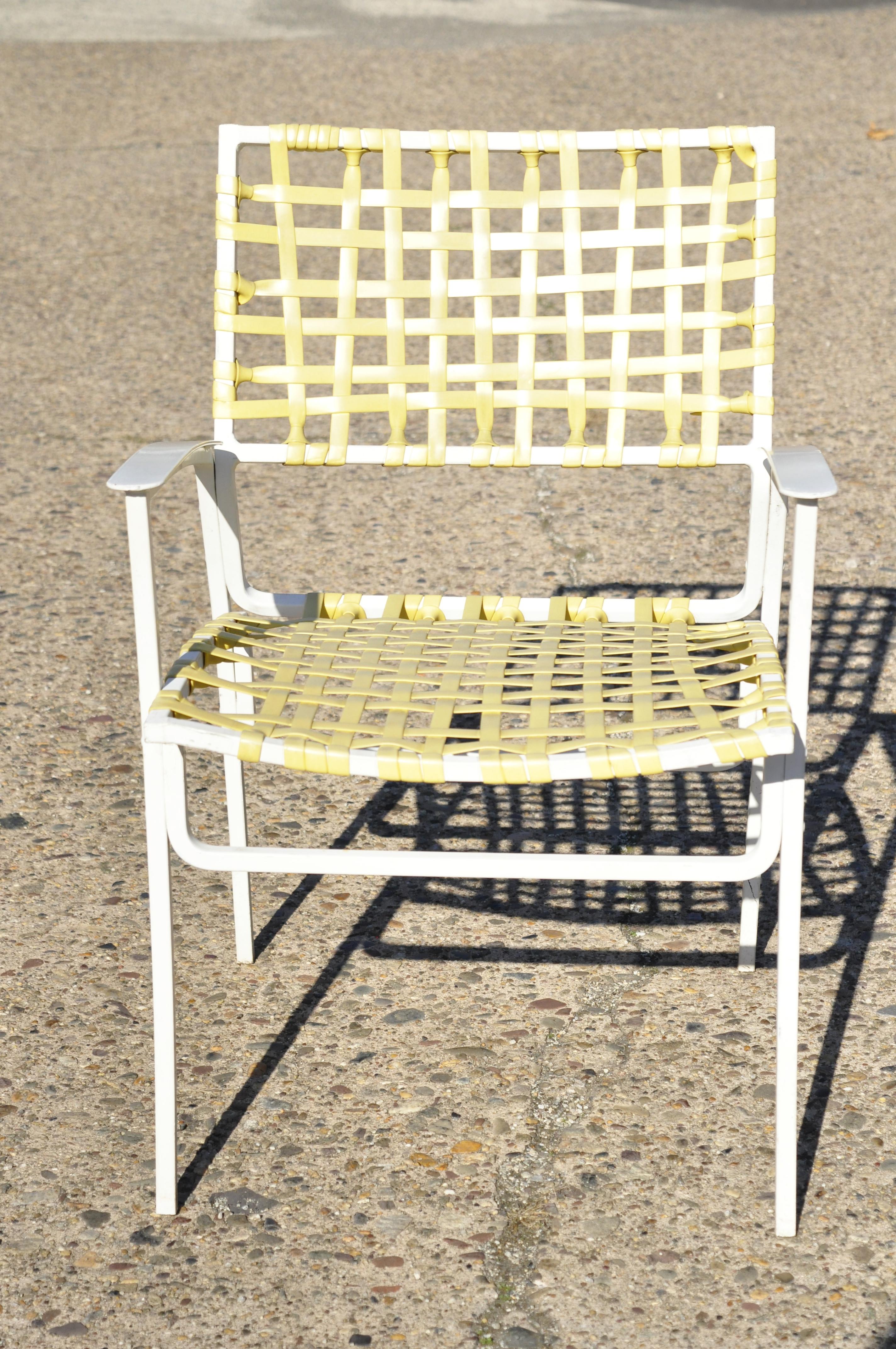 Mid-Century Modern Chaise longue de patio à sangle en vinyle tissé jaune médaillon en aluminium, 1 chaise en vente