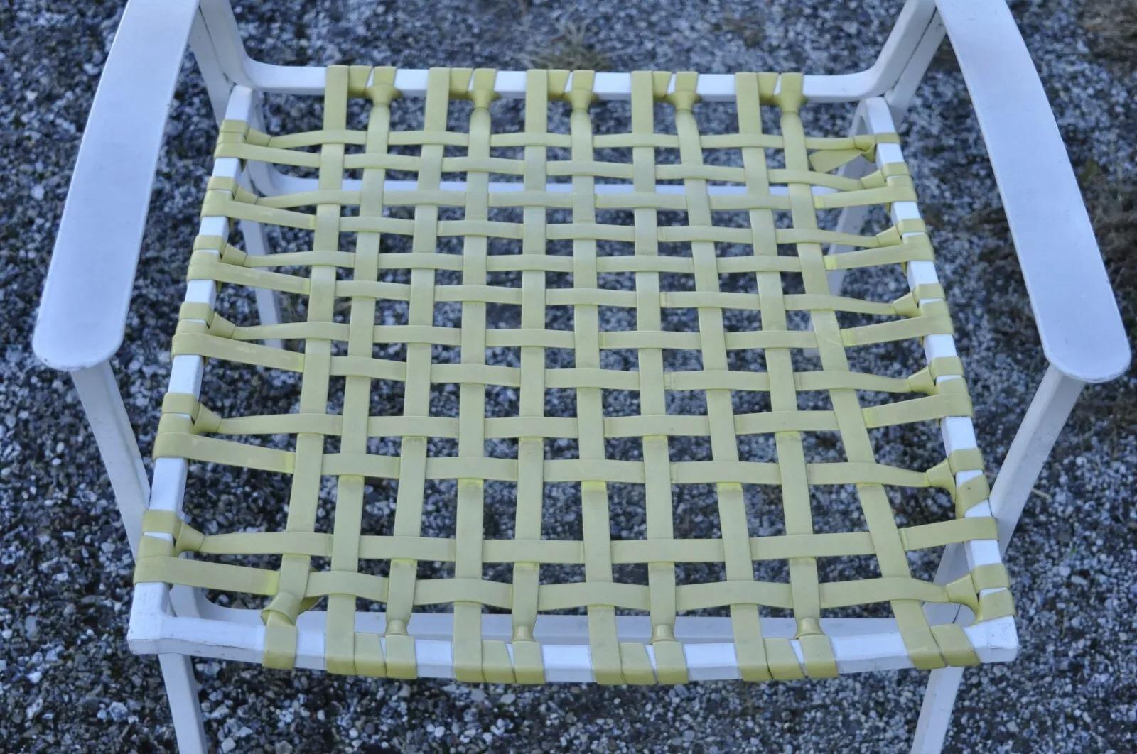 Medallion Aluminum Yellow Woven Vinyl Strap Patio Pool Lounge Chair - 1 Chair In Good Condition For Sale In Philadelphia, PA