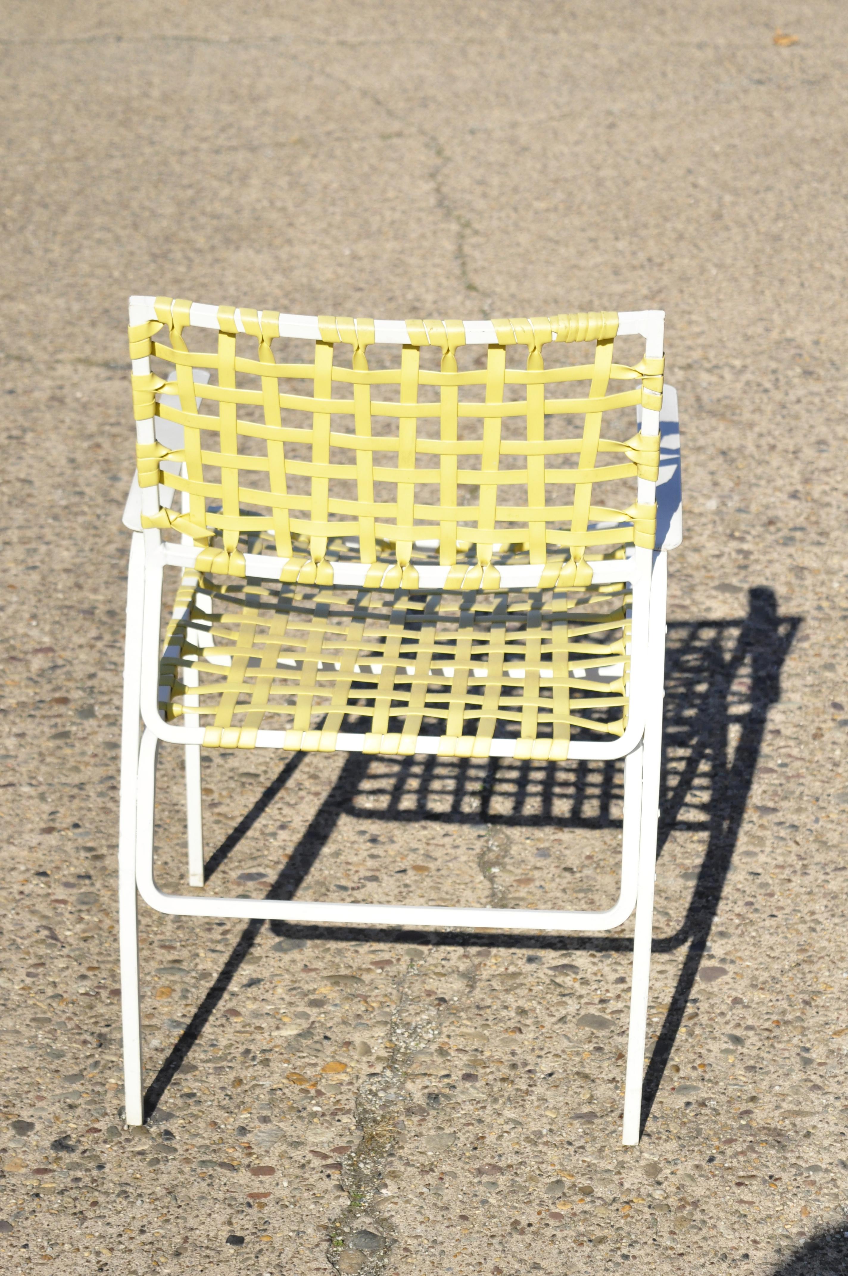 20ième siècle Chaise longue de patio à sangle en vinyle tissé jaune médaillon en aluminium, 1 chaise en vente