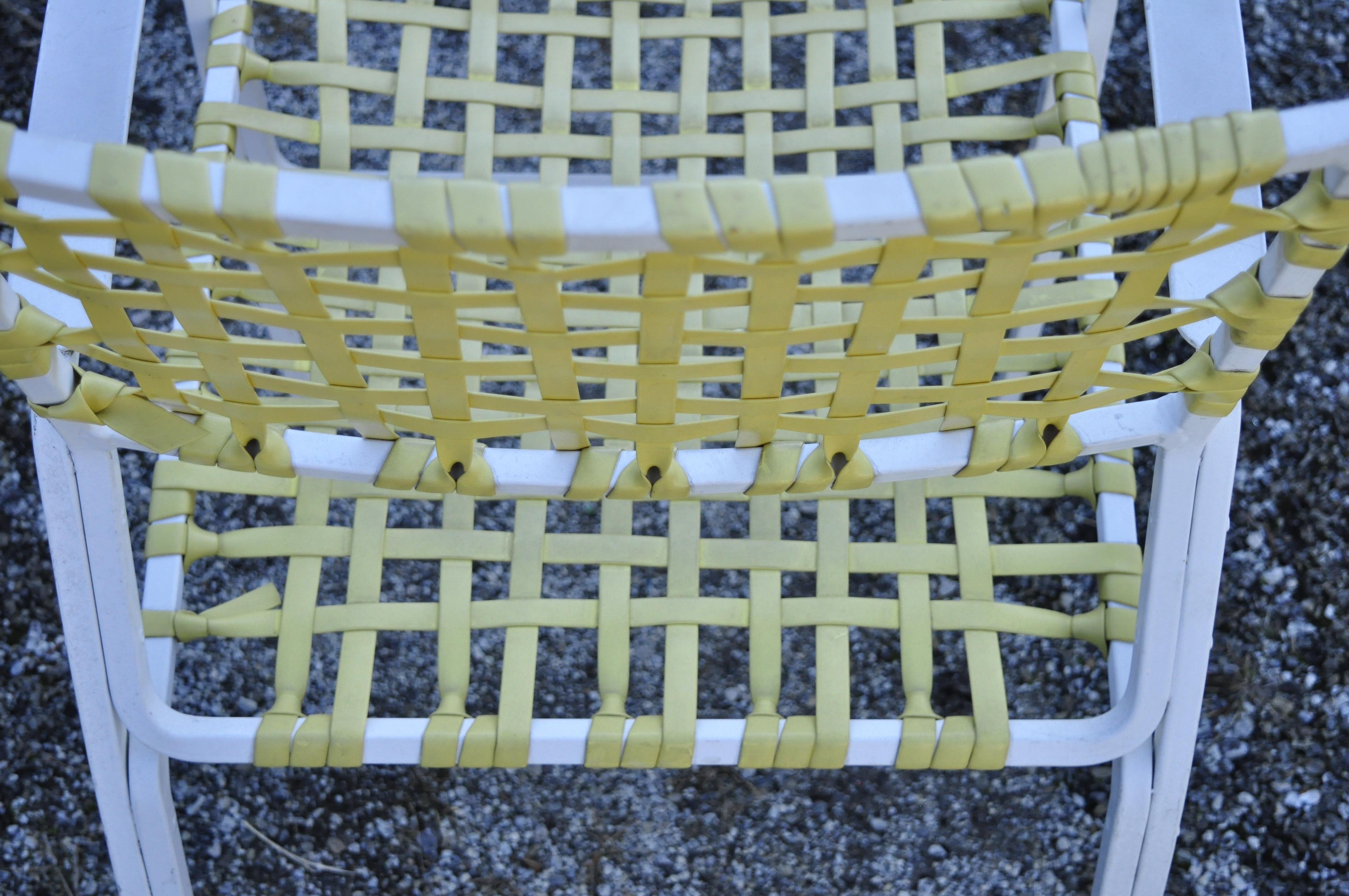 Chaise longue de patio à sangle en vinyle tissé jaune médaillon en aluminium, 1 chaise en vente 1