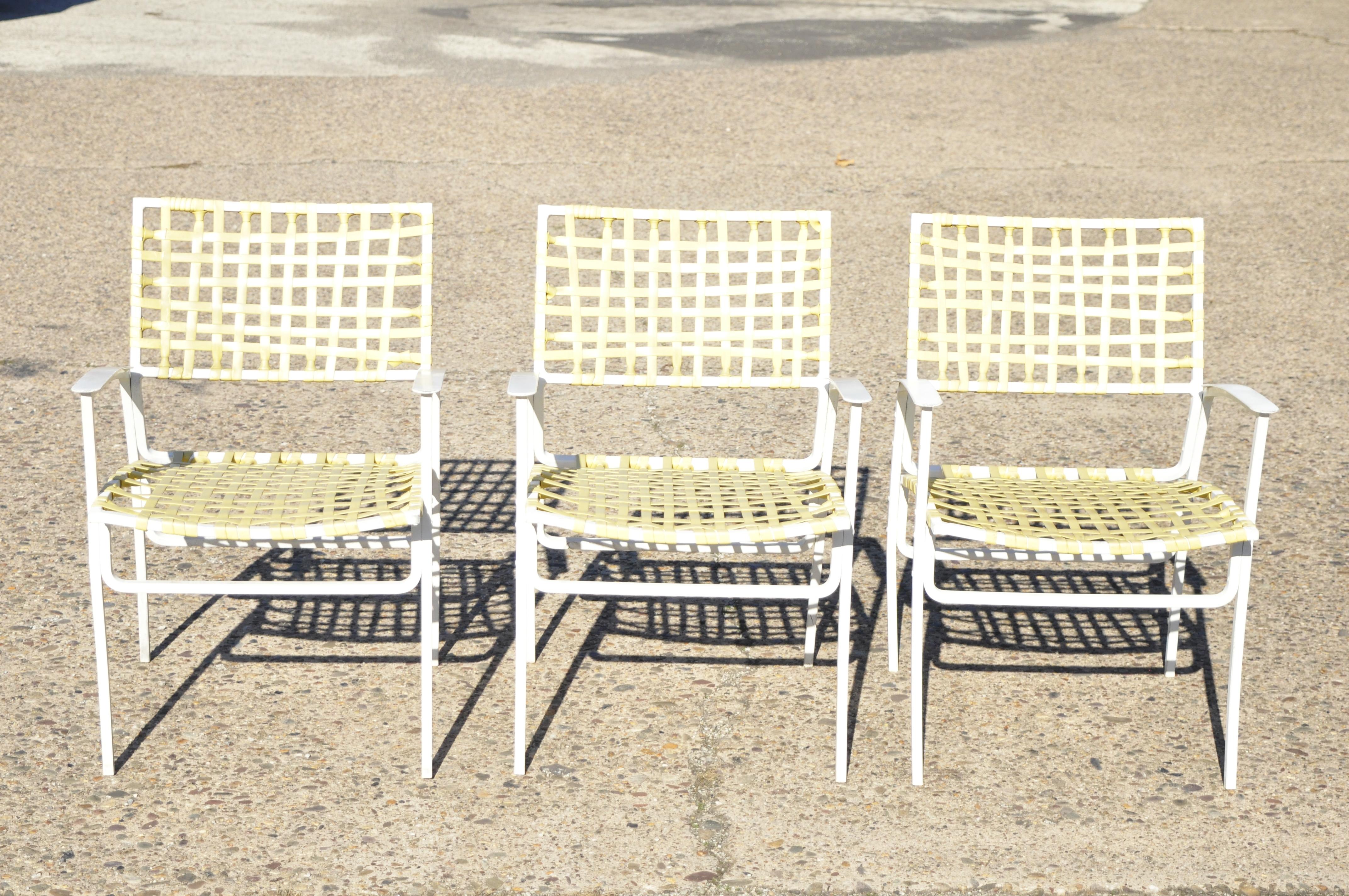 Chaise longue de patio à sangle en vinyle tissé jaune médaillon en aluminium, 1 chaise en vente 2