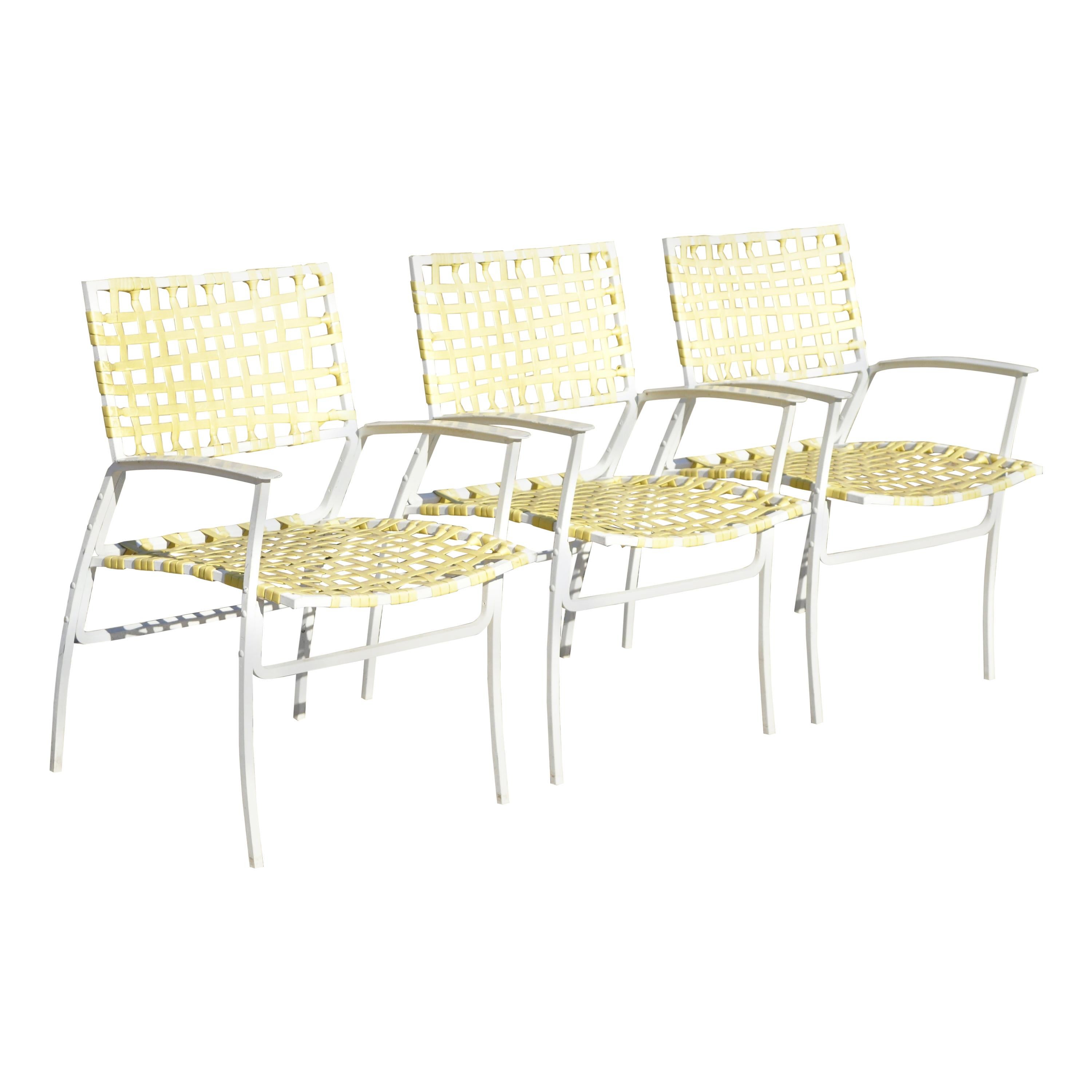 Chaise longue de patio à sangle en vinyle tissé jaune médaillon en aluminium, 1 chaise en vente