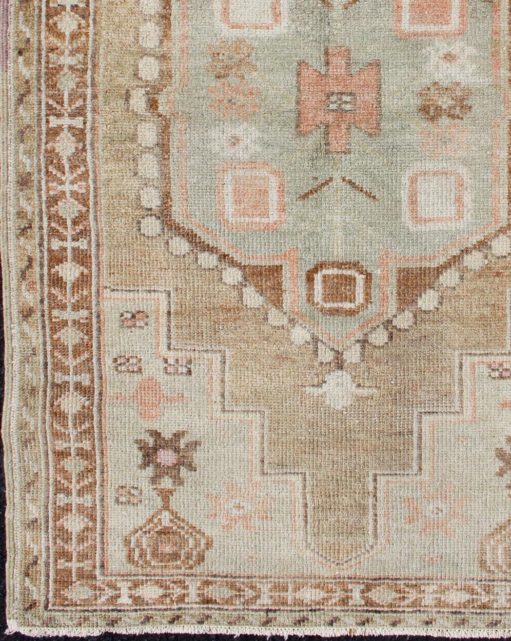 Beautiful Turkish rug with cheerful design, rug en-176299, country of origin / type: Turkey / Oushak, circa 1930

This antique Turkish Oushak rug features a central medallion design flanked by various tribal and geometric motifs. The entirety of