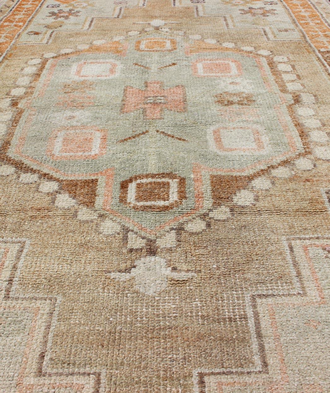 Medallion Antique Oushak Rug from Turkey In Good Condition For Sale In Atlanta, GA
