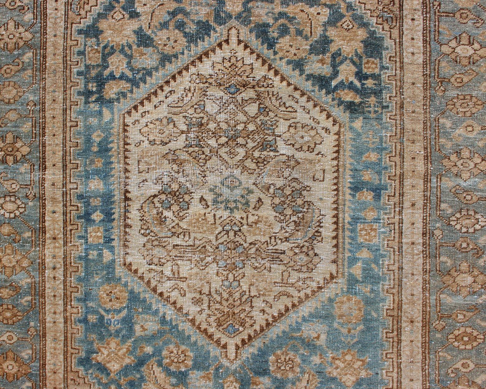 Antiker persischer Hamadan-Teppich mit geschichteten Medaillons in Blau, Braun und Taupe (Wolle) im Angebot