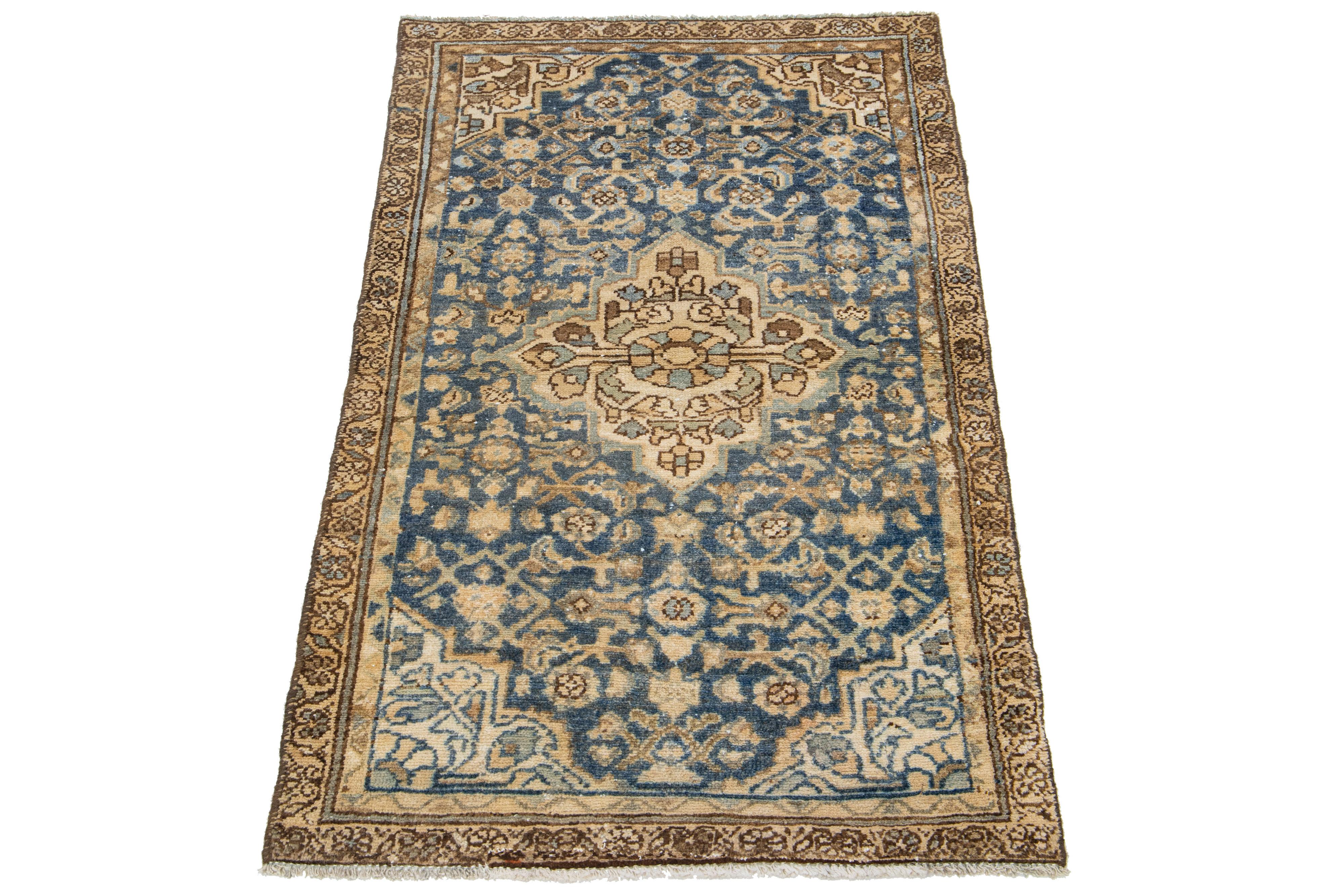 Dieser antike Hamadan-Teppich ist aus hochwertiger Wolle handgeknüpft und besticht durch ein blaues Feld, das durch ein fesselndes Allover-Muster mit beigen Akzenten ergänzt wird.

Dieser Teppich misst 2'4
