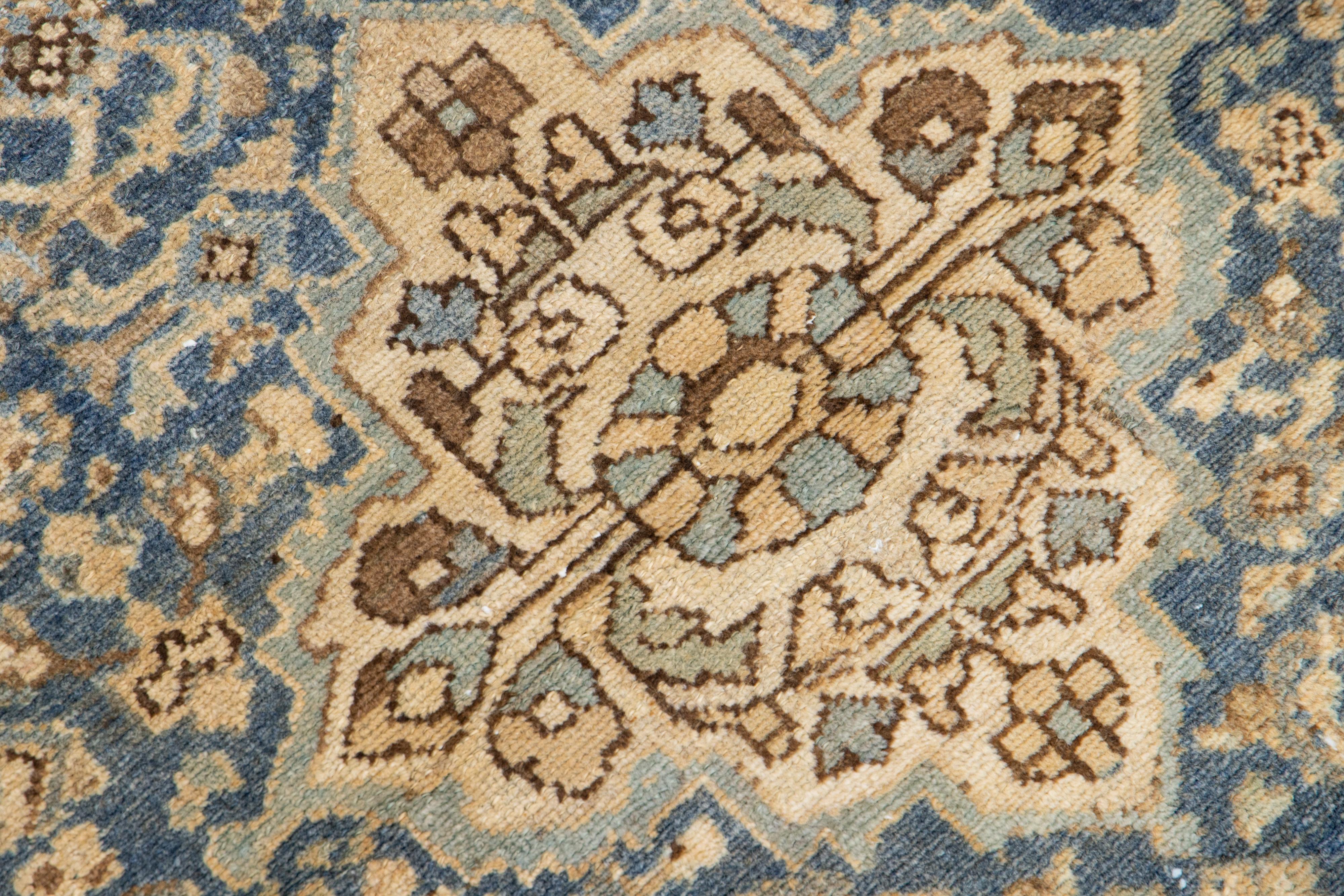 Antiker persischer Hamadan-Wollteppich in Blau mit Medaillon (20. Jahrhundert) im Angebot
