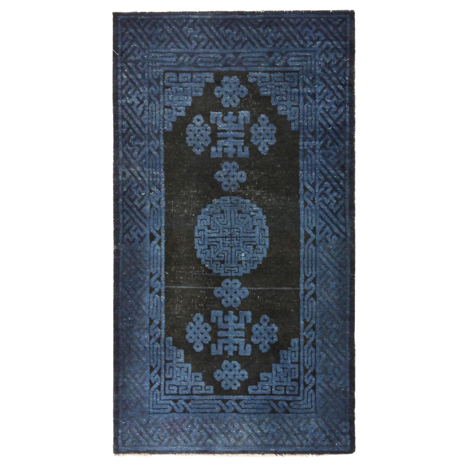 Tapis chinois ancien à motif de médaillon. 2 pieds 3 po. x 4 pieds en vente