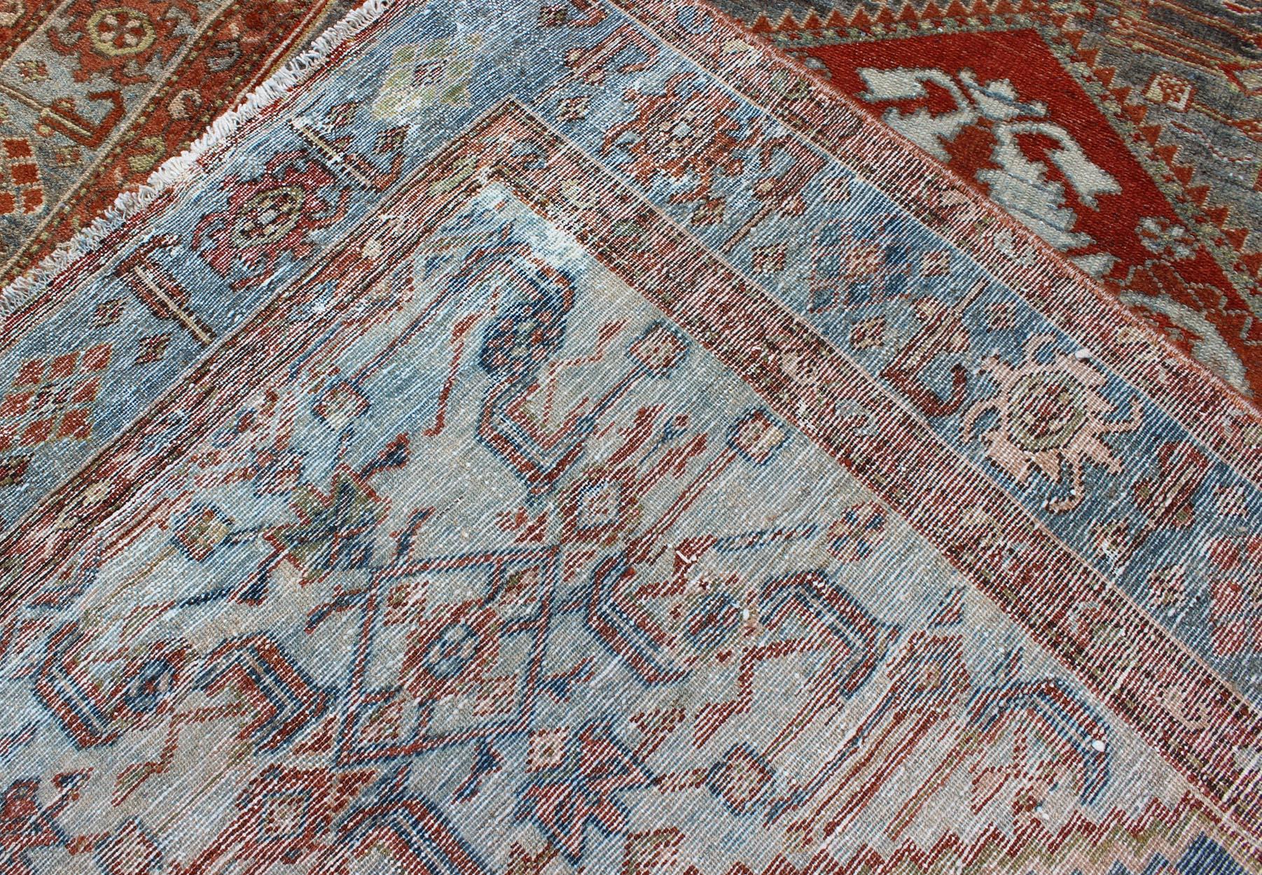Antiker persischer Malayer-Teppich mit Medaillonmuster in Blau/Grau, Silber, Rot im Angebot 4
