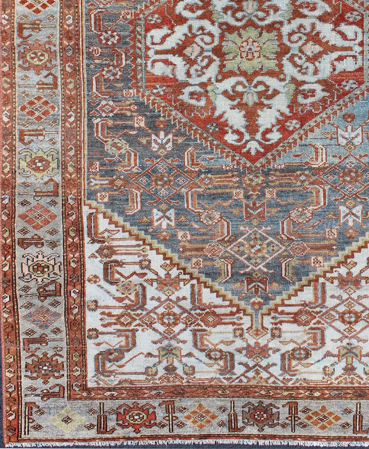 Persischer antiker Malayer-Teppich mit Medaillon-Muster in satten Tönen, Teppich sus-1807-299, Herkunftsland / Art: Iran / Malayer, um 1920.

Dieser schöne antike persische Malayer-Teppich aus dem frühen 20. Jahrhundert zeichnet sich durch ein