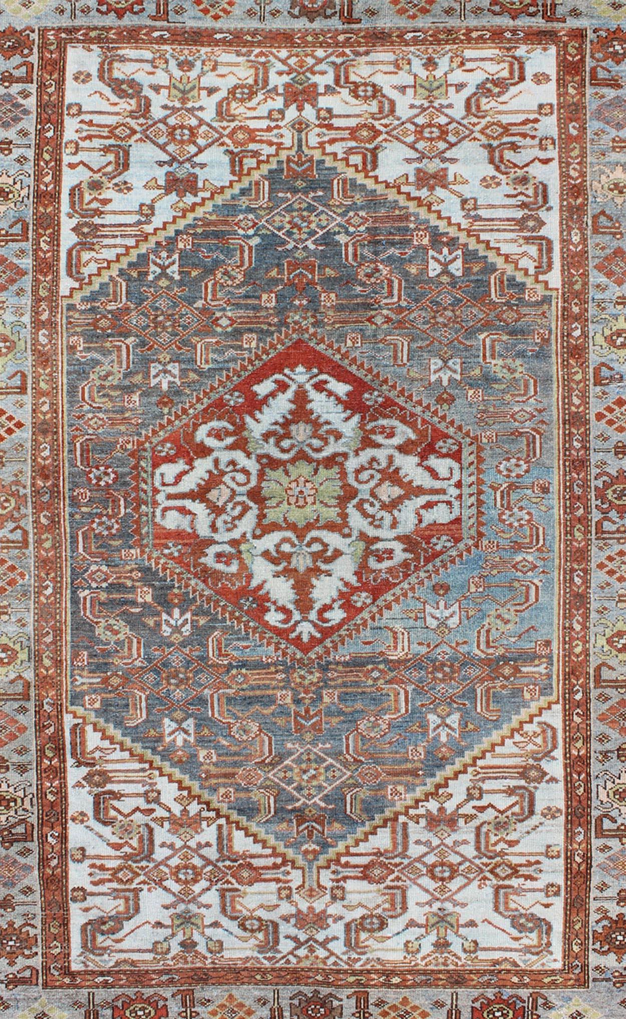 Antiker persischer Malayer-Teppich mit Medaillonmuster in Blau/Grau, Silber, Rot (Persisch) im Angebot