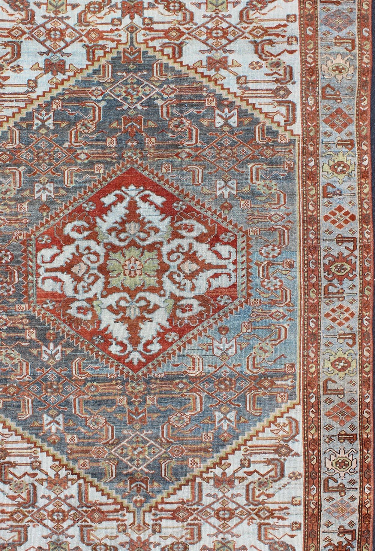 Antiker persischer Malayer-Teppich mit Medaillonmuster in Blau/Grau, Silber, Rot (Handgeknüpft) im Angebot