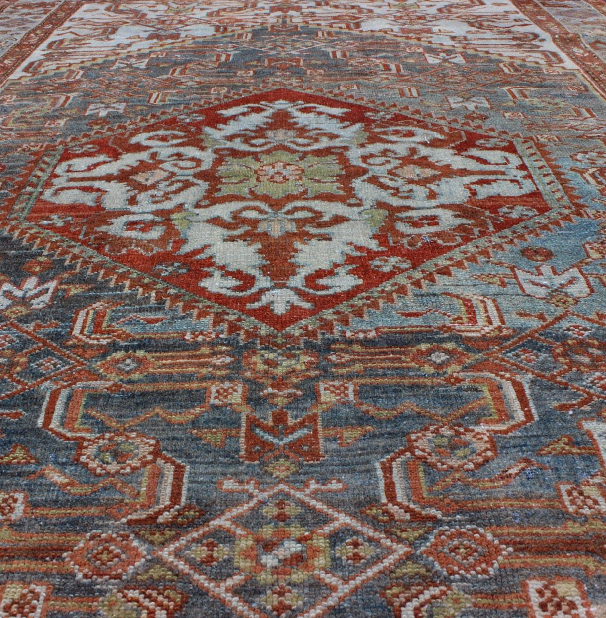 Antiker persischer Malayer-Teppich mit Medaillonmuster in Blau/Grau, Silber, Rot (Frühes 20. Jahrhundert) im Angebot
