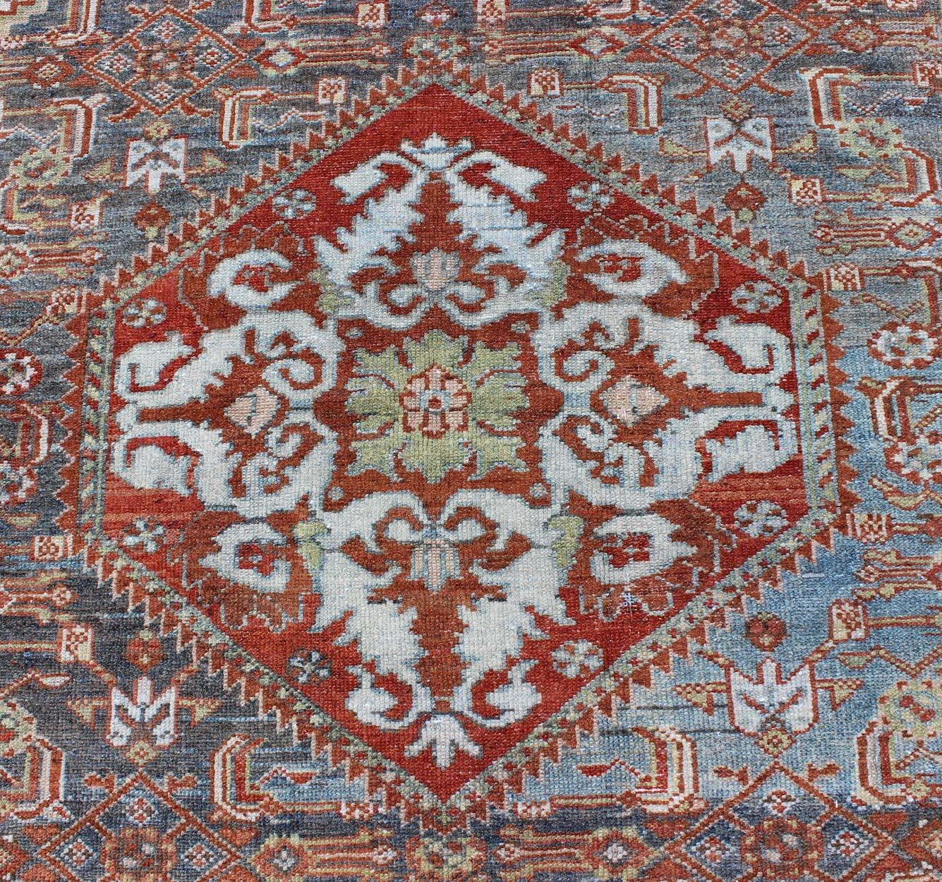 Antiker persischer Malayer-Teppich mit Medaillonmuster in Blau/Grau, Silber, Rot (Wolle) im Angebot