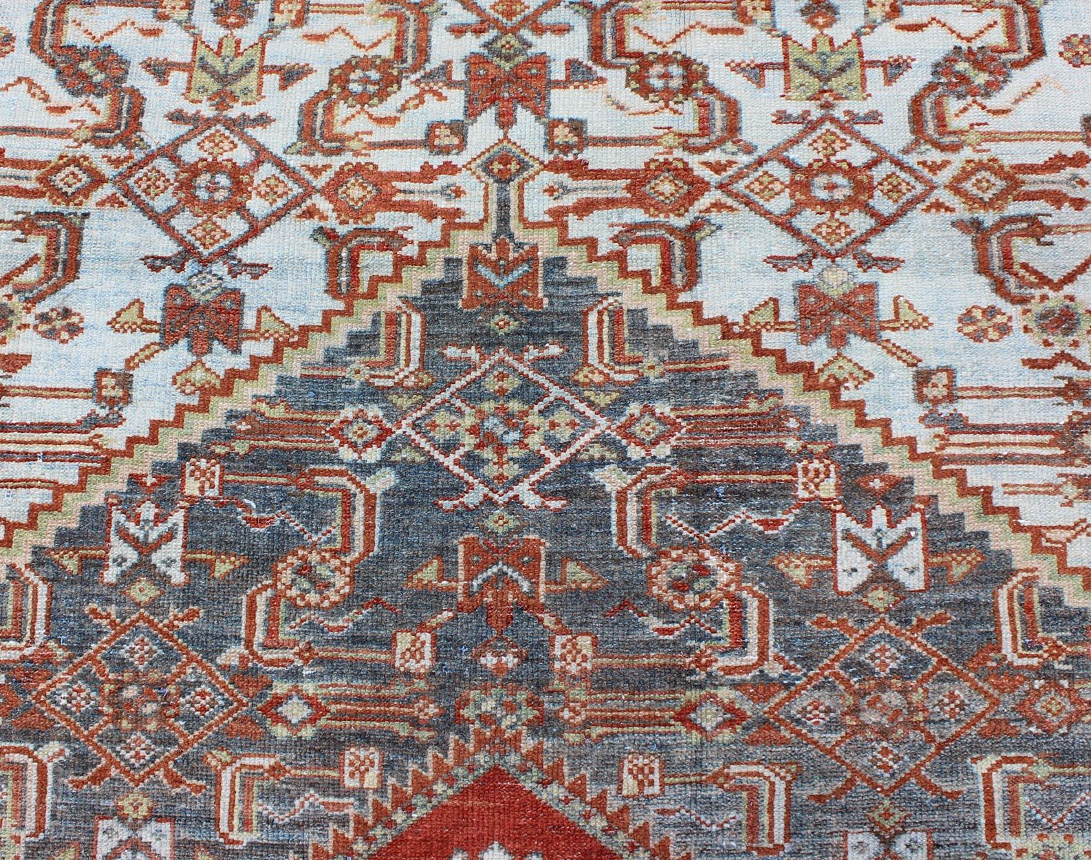 Antiker persischer Malayer-Teppich mit Medaillonmuster in Blau/Grau, Silber, Rot im Angebot 1