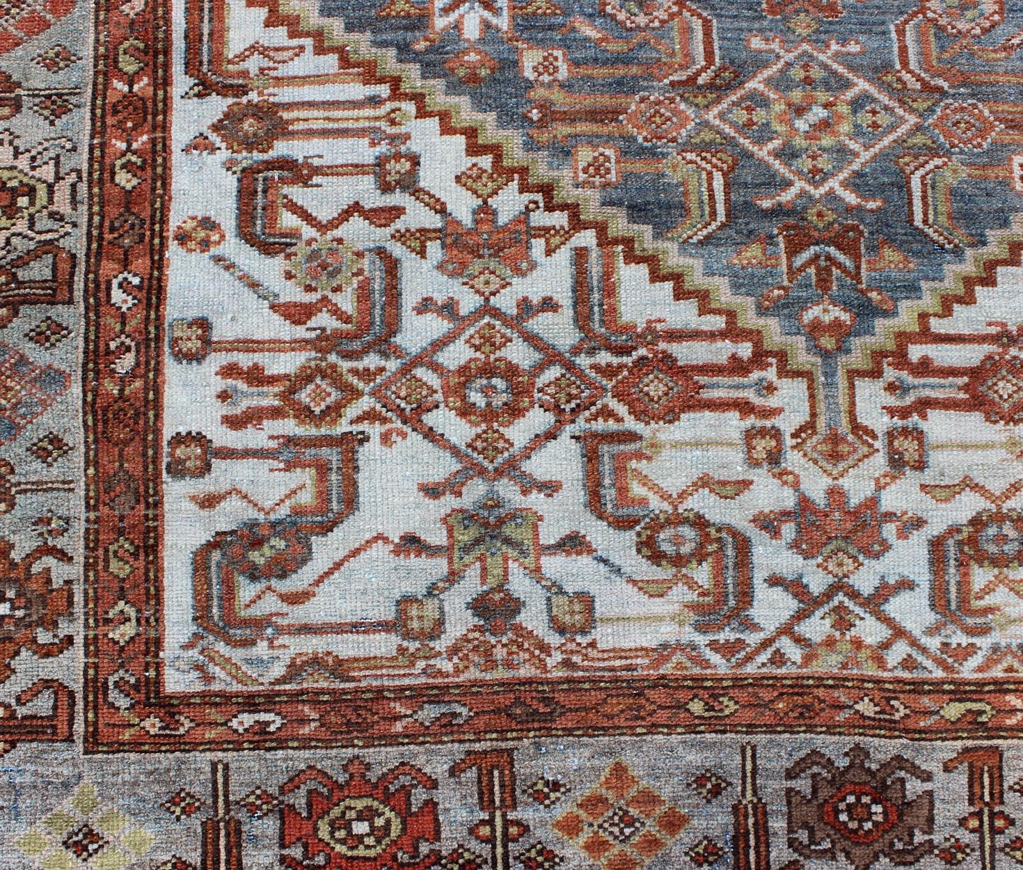Antiker persischer Malayer-Teppich mit Medaillonmuster in Blau/Grau, Silber, Rot im Angebot 2