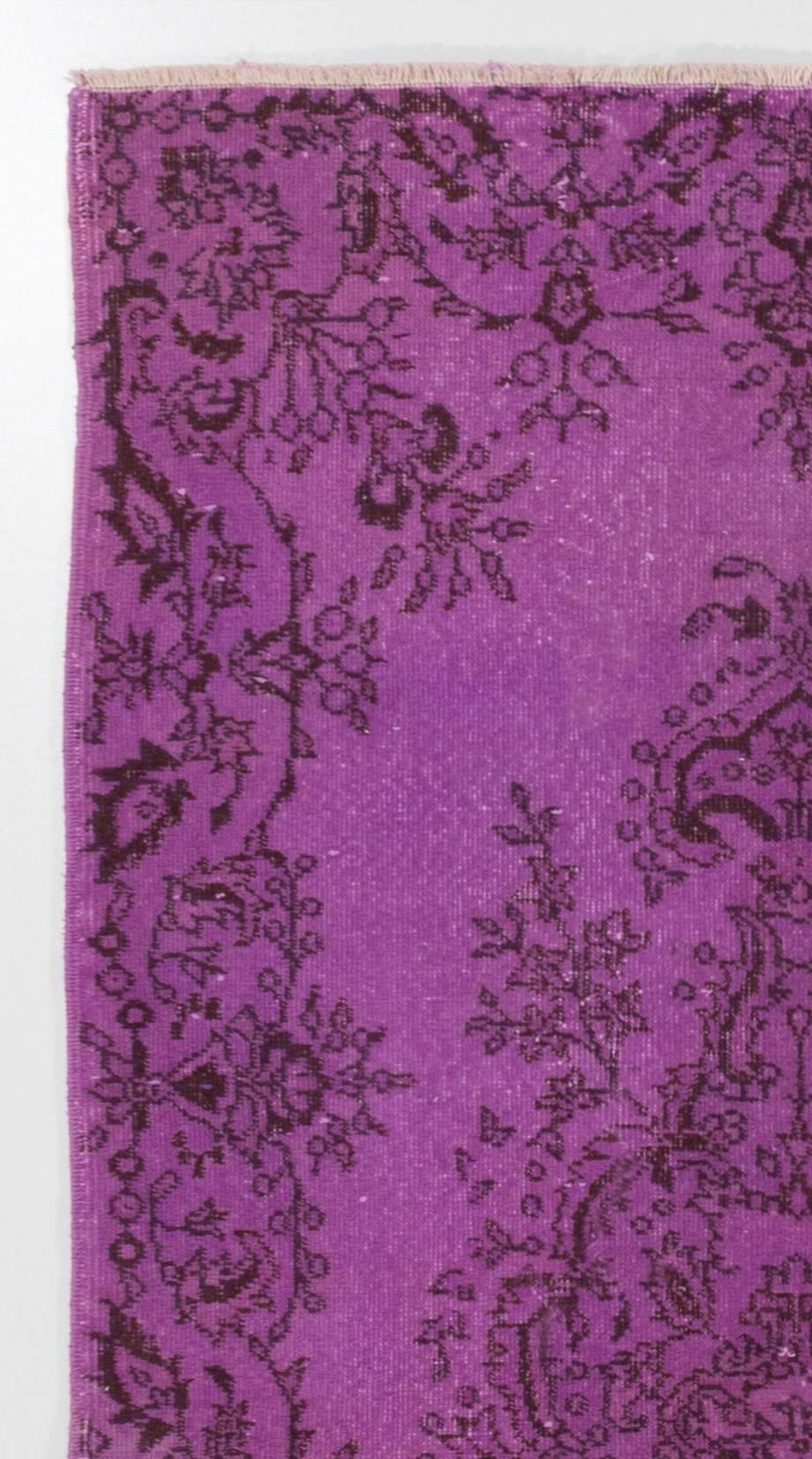 Ein türkischer Akzentteppich im Vintage-Stil, lila überfärbt.
Der Teppich ist fein handgeknüpft, schwer, liegt flach auf dem Boden und hat einen niedrigen Wollflor auf Baumwollbasis. Er ist tiefgewaschen, in gutem Zustand, robust und kann in stark