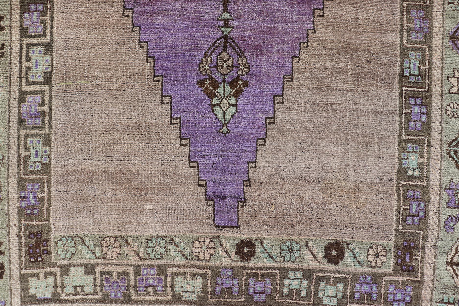 Vintage Turkish Medallion Oushak rug in in purple. Keivan Woven Arts / rug TU-MTU-4950, country of origin / type: Turkey / Oushak, circa 1940
Measures: 4'10 x 9'10.