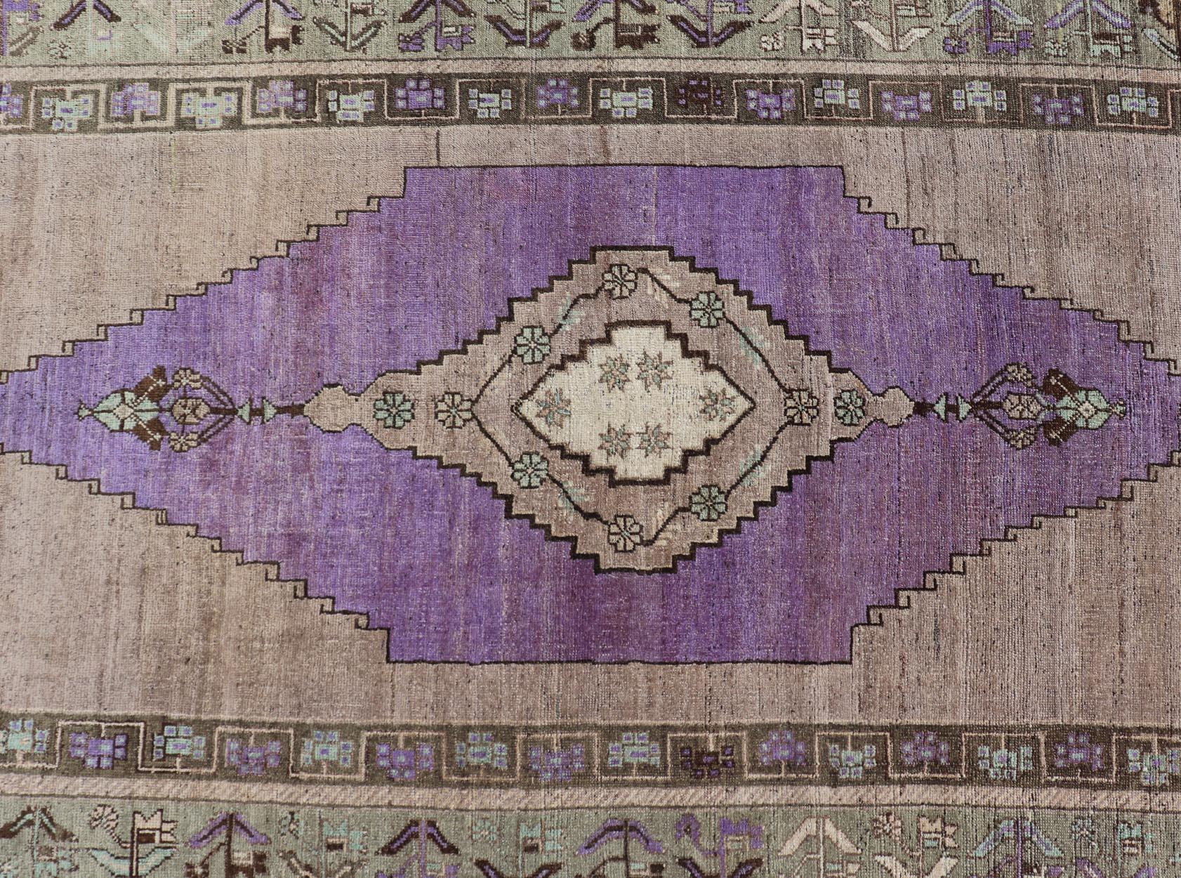 Vintage Oushak-Teppich mit Medaillon-Design in Braun, Mintgrün und Lila (Türkisch) im Angebot