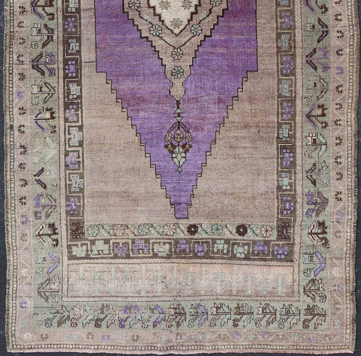 Vintage Oushak-Teppich mit Medaillon-Design in Braun, Mintgrün und Lila (20. Jahrhundert) im Angebot