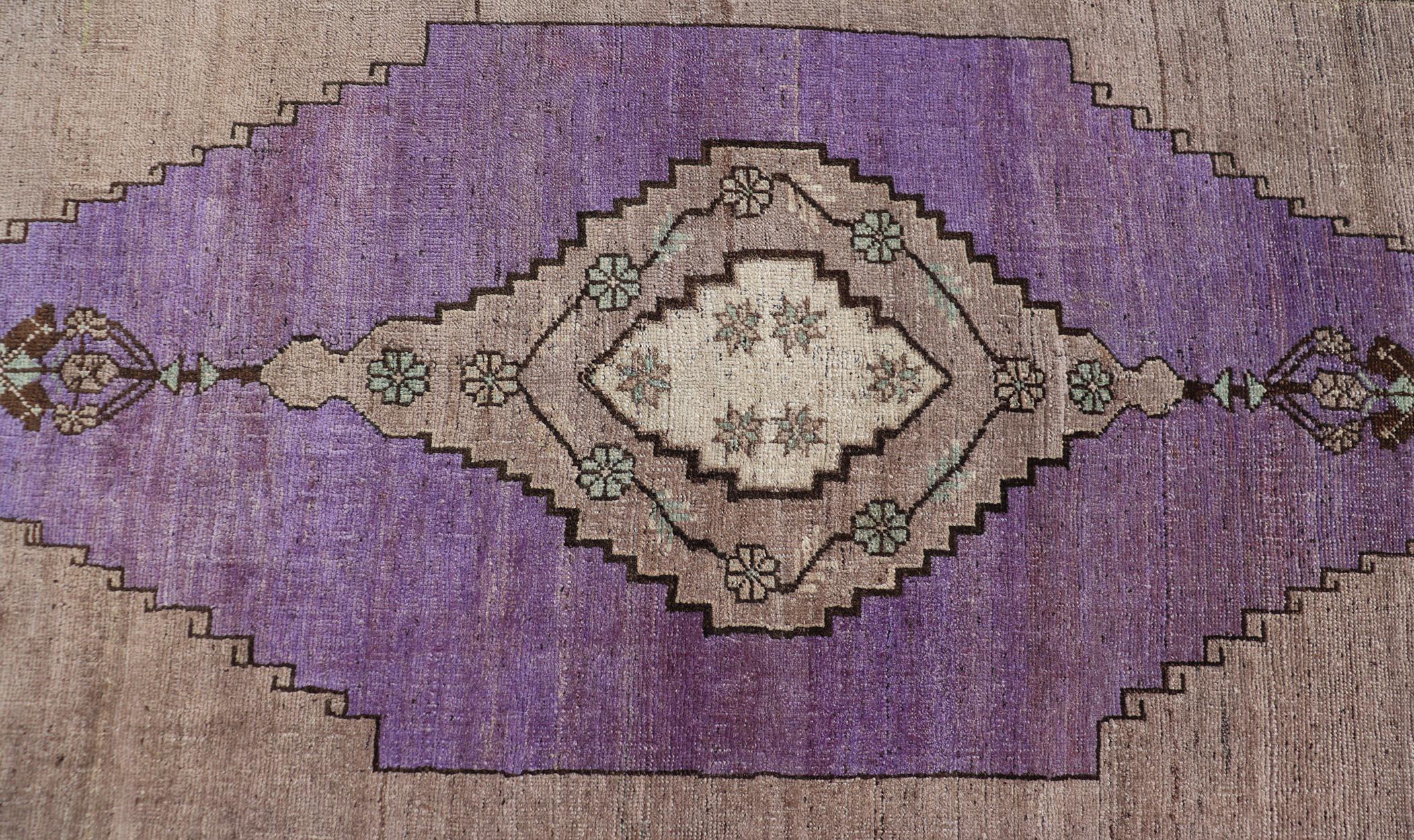 Vintage Oushak-Teppich mit Medaillon-Design in Braun, Mintgrün und Lila im Angebot 1