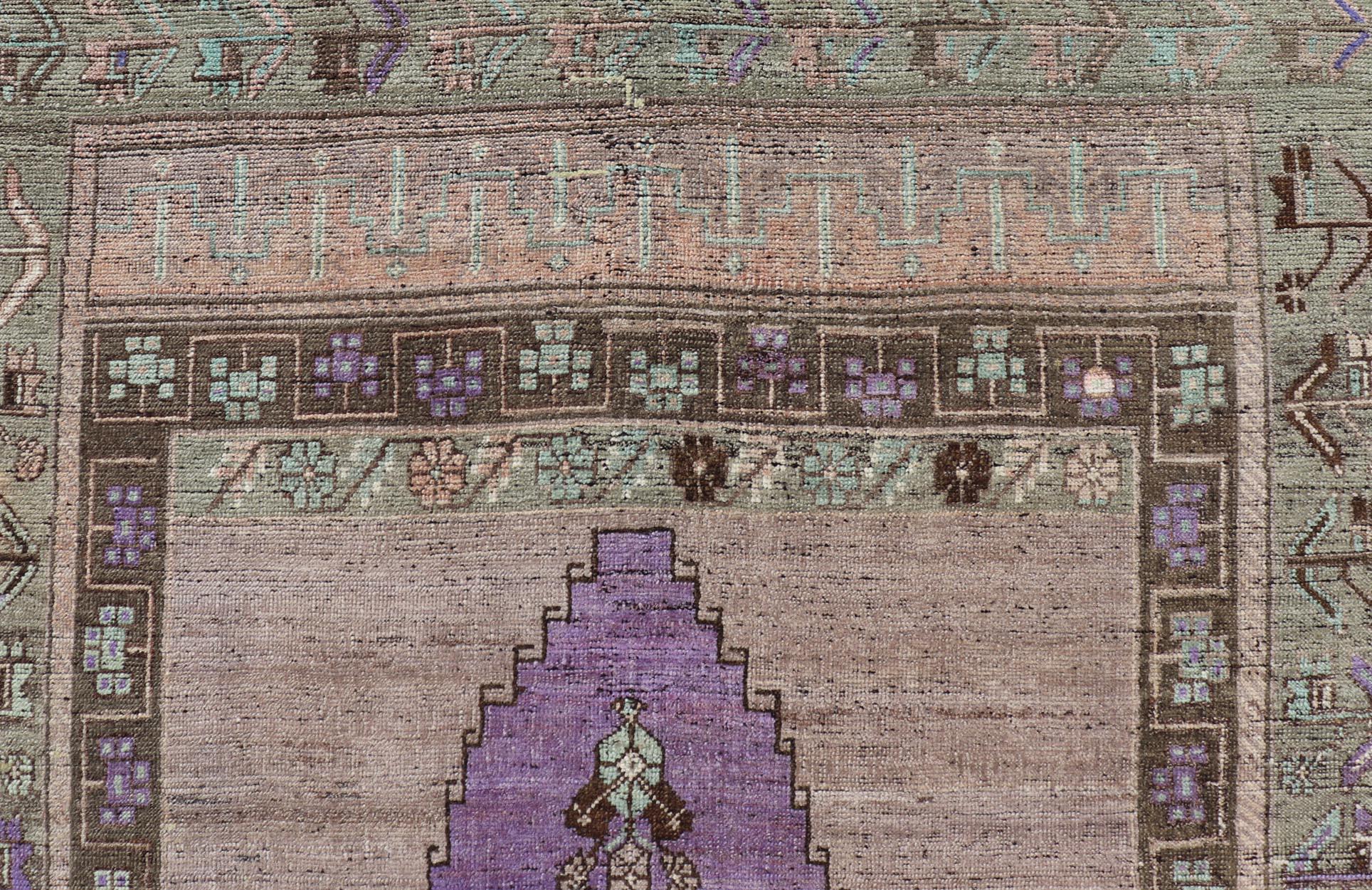 Vintage Oushak-Teppich mit Medaillon-Design in Braun, Mintgrün und Lila im Angebot 2
