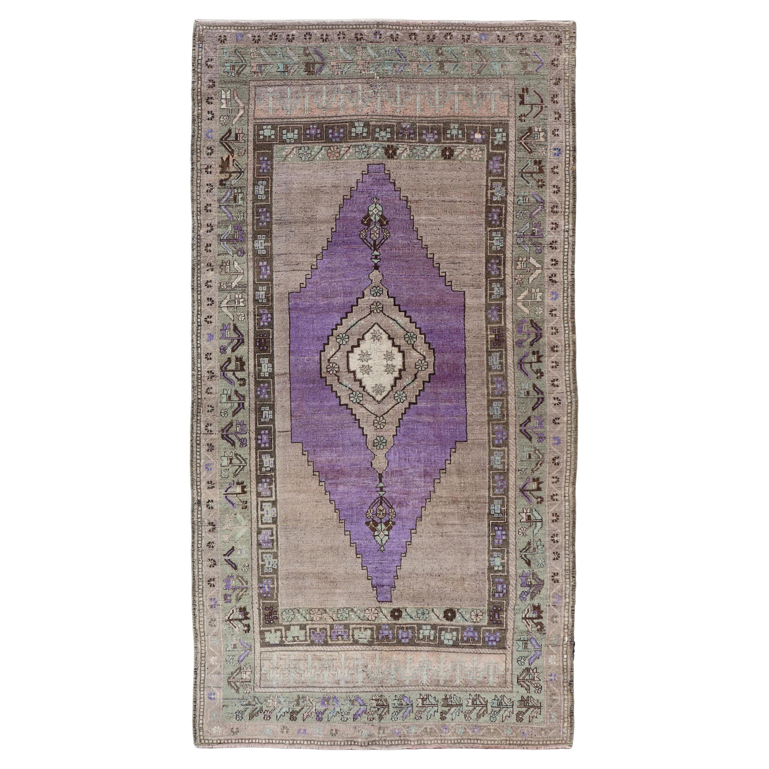 Vintage Oushak-Teppich mit Medaillon-Design in Braun, Mintgrün und Lila im Angebot