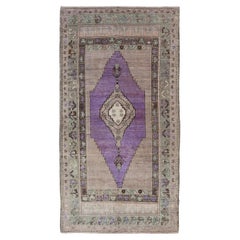 Vintage Oushak-Teppich mit Medaillon-Design in Braun, Mintgrün und Lila