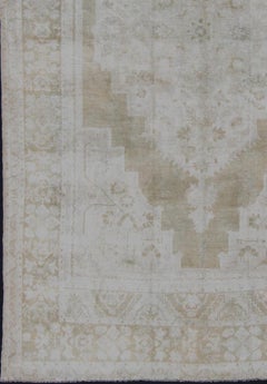 Tappeto Oushak Vintage dal design a medaglione nei toni smorzati del giallo sbiadito e dei neutri