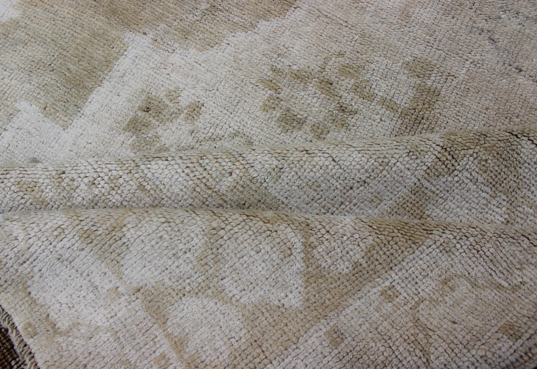 Medallion Design Vintage Oushak Rug in Muted Tones of Faded Yellow and Neutrals In Good Condition For Sale In Atlanta, GA