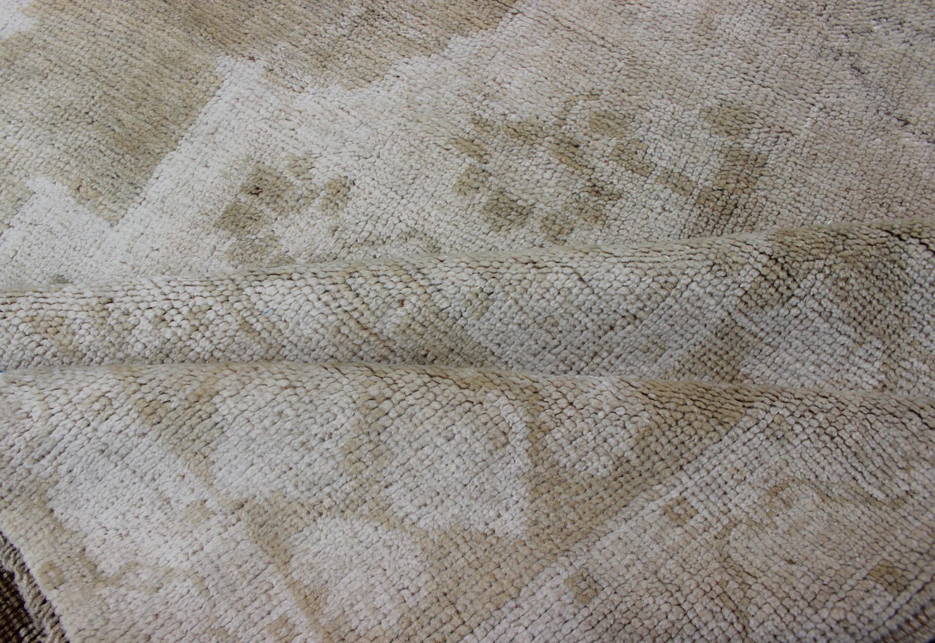 Tapis Oushak vintage à motif de médaillons dans des tons sourds de jaune délavé et de neutre Bon état - En vente à Atlanta, GA