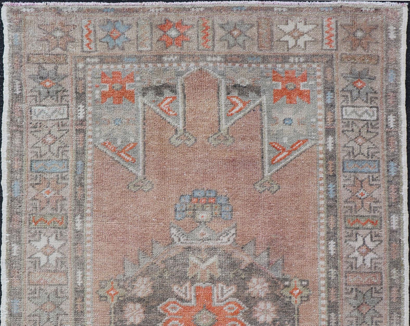 Beautiful Turkish rug with cheerful design, Keivan Woven Arts / rug EN-2338, country of origin / type: Turkey / Oushak, circa 1940

This vintage Turkish Oushak rug features a central medallion design flanked by various tribal and geometric motifs.