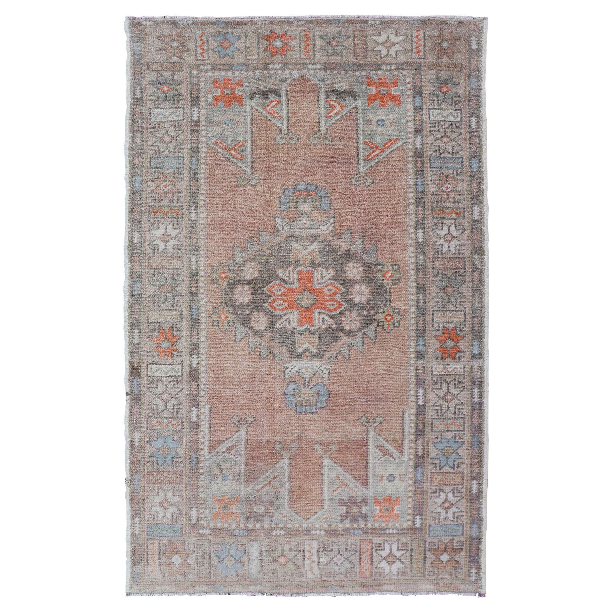 Tapis turc Oushak vintage à motif de médaillons avec saumon et pops d'orange