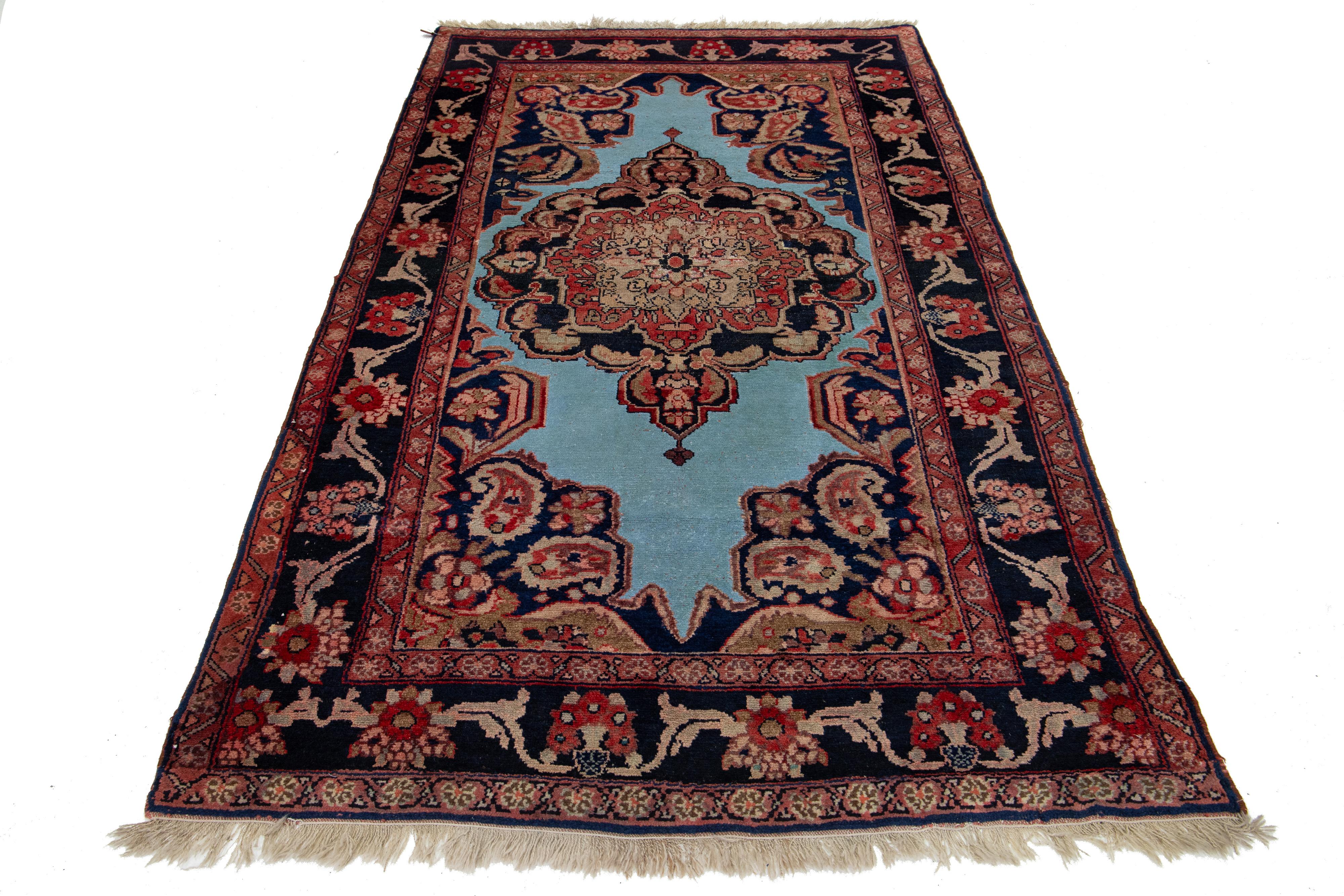 Dieser einzigartige, handgeknüpfte, antike Mahal-Wollteppich hat ein blaues Feld. Es handelt sich um einen Perserteppich mit einem roten und beigen Blumenmotiv.

Dieser Teppich misst 4'8