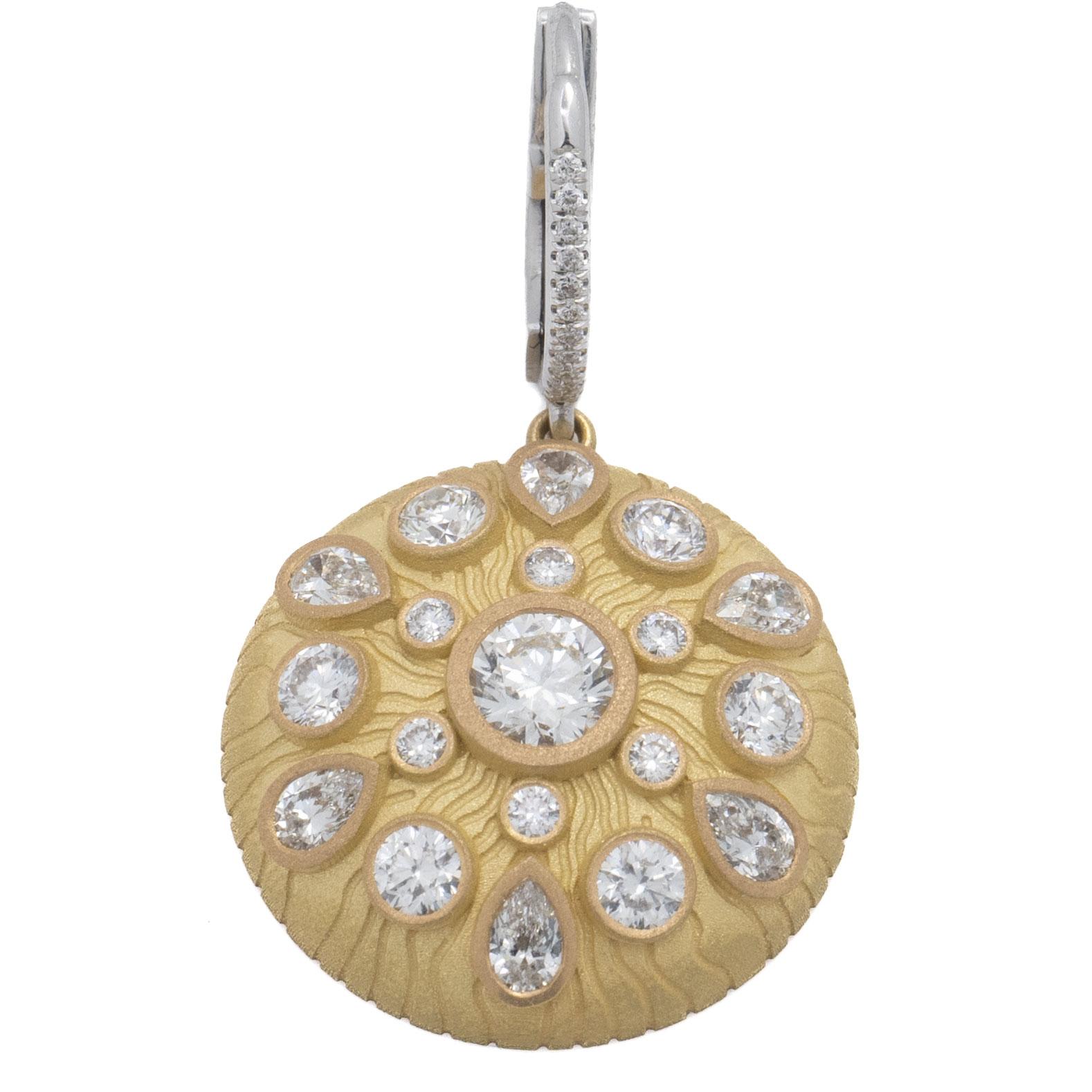 Medaillon-Ohrringe aus 18k Gelbgold und 18k Weißgold
Mittelrunde Steine sind GIA-zertifiziert:

0,50ct G VS2 Runde Form Diamant GIA#5222778743
0,51ct G VS2 Runde Form Diamant GIA#2446824820

Gesamtkaratgewicht der kleineren runden Steine: