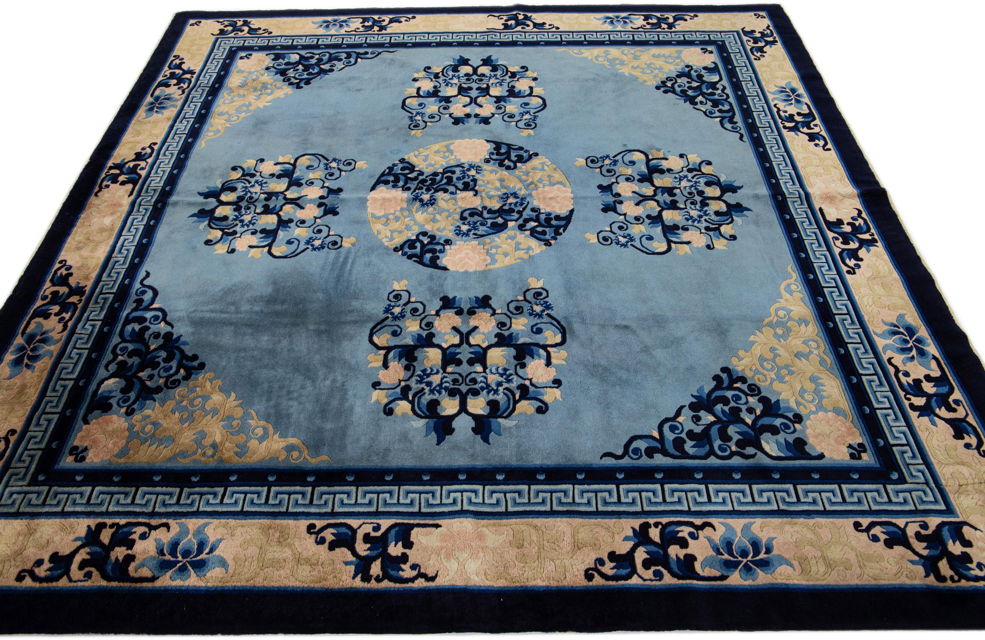 Dieser luxuriöse antike chinesische Wollteppich aus Peking hat ein blaues Feld mit einem gestalteten Rahmen und goldenen, pfirsichfarbenen und schwarzen Akzenten in einem wunderschönen chinesischen Blumenmuster.

Dieser Teppich misst: 7'2
