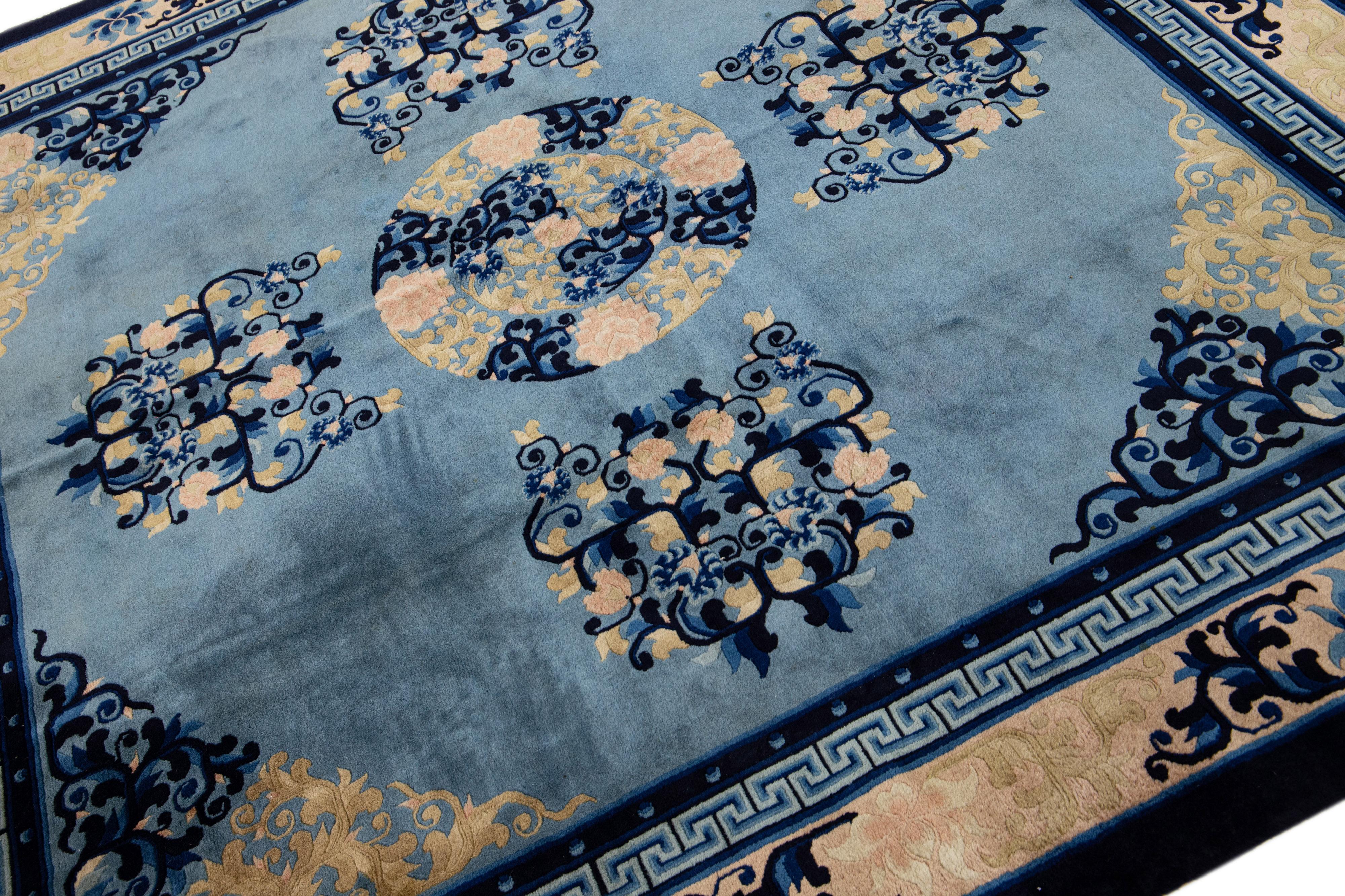 Handgefertigter antiker chinesischer Pekinger quadratischer Wollteppich in Blau mit Medaillon (Chinesischer Export) im Angebot