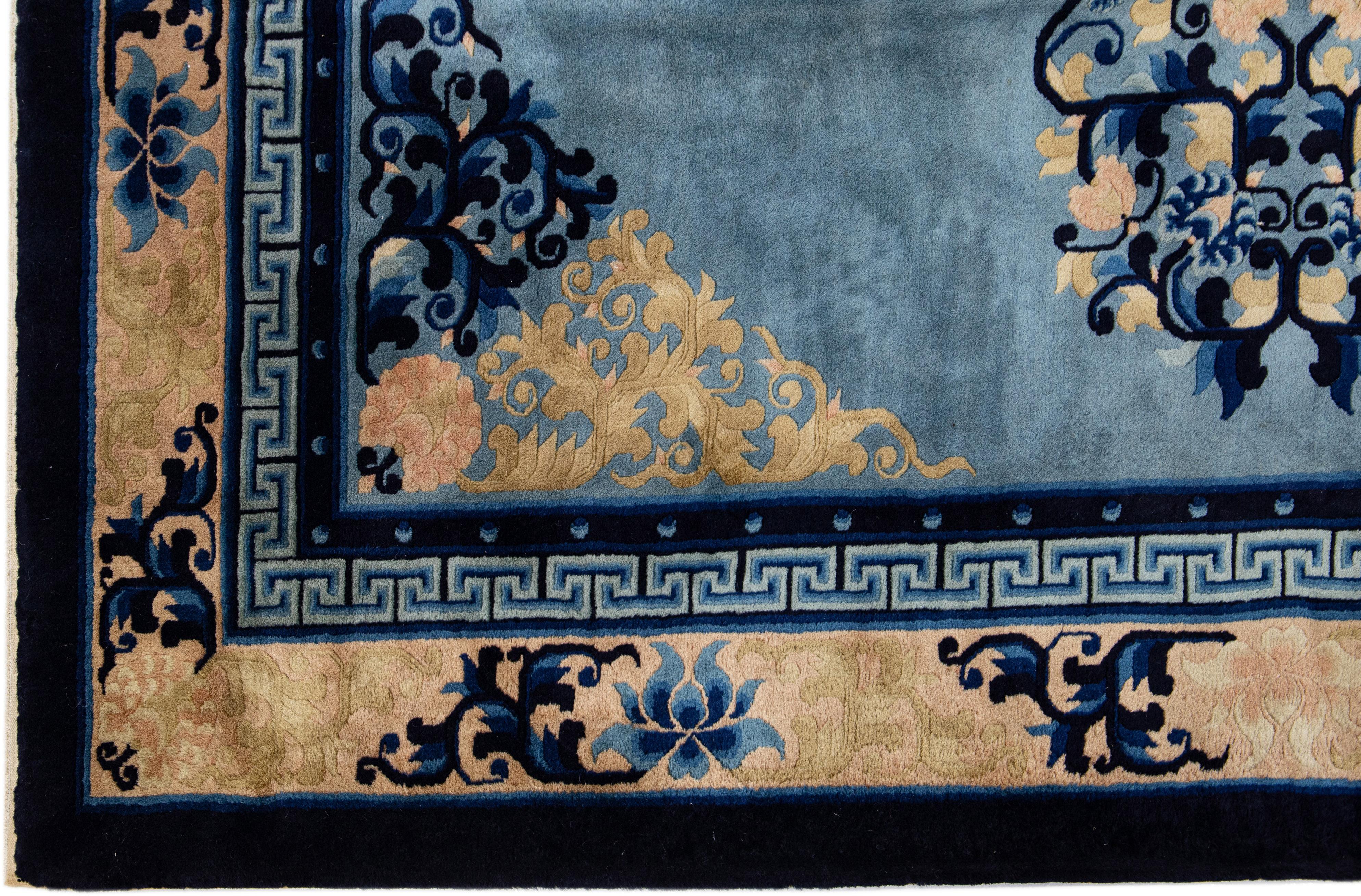 Handgefertigter antiker chinesischer Pekinger quadratischer Wollteppich in Blau mit Medaillon (Chinesisch) im Angebot