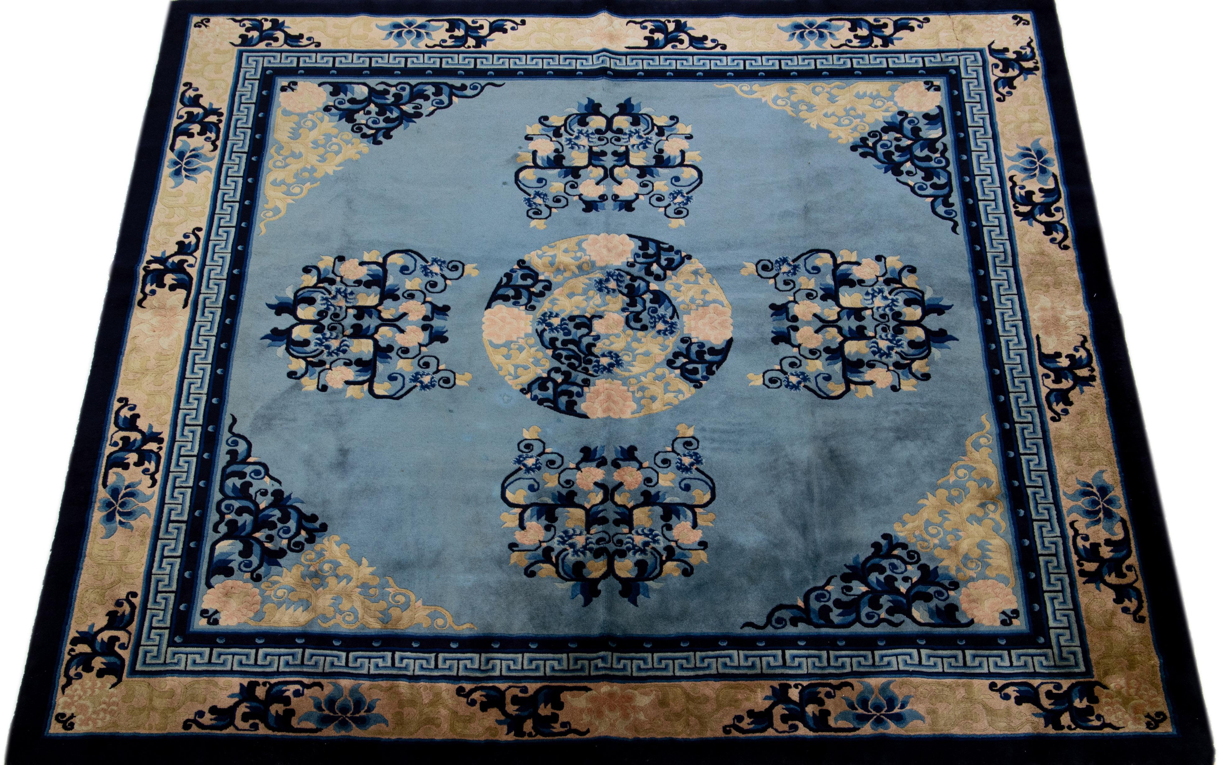 Handgefertigter antiker chinesischer Pekinger quadratischer Wollteppich in Blau mit Medaillon (Handgeknüpft) im Angebot