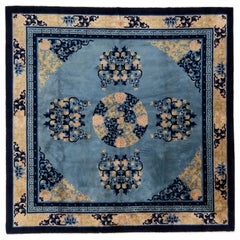 Handgefertigter antiker chinesischer Pekinger quadratischer Wollteppich in Blau mit Medaillon