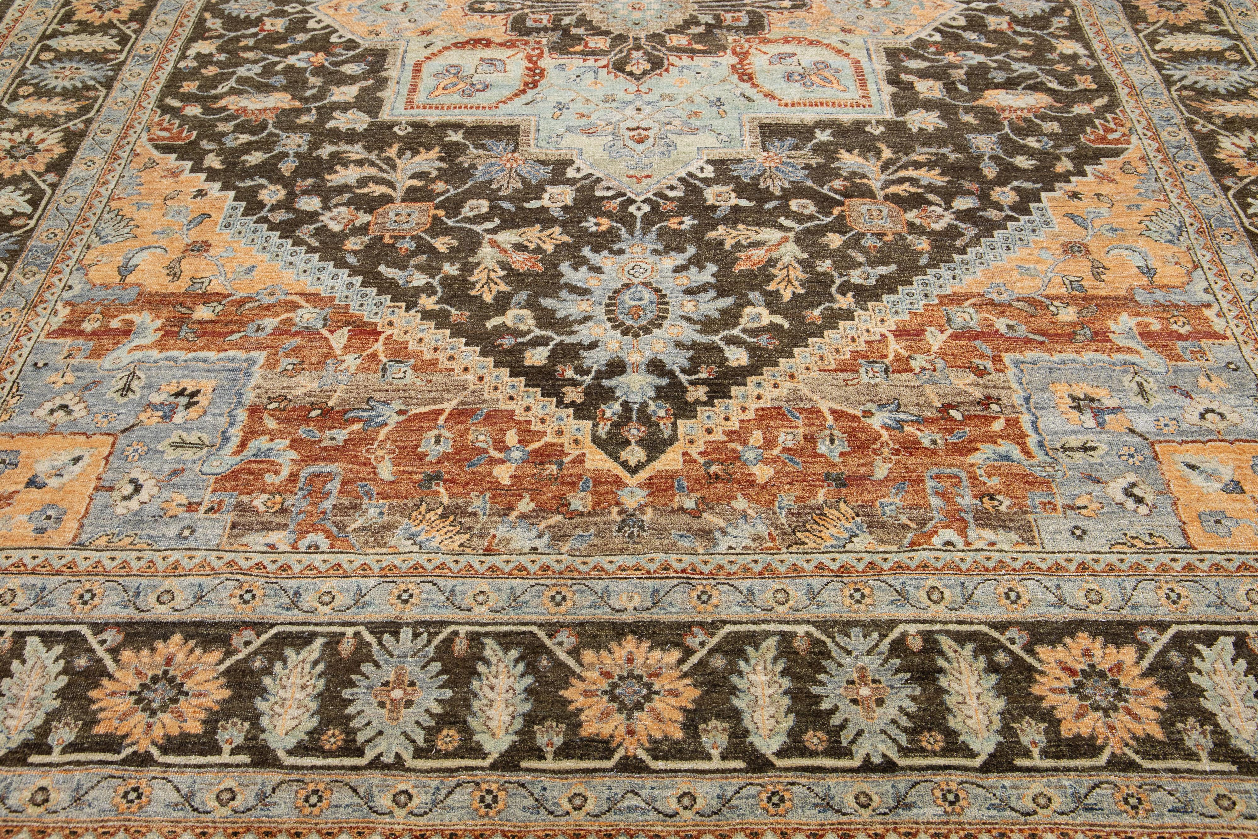 Tappeto in lana stile Tabriz persiano fatto a mano con medaglione in marrone di Apadana In condizioni Nuovo in vendita a Norwalk, CT