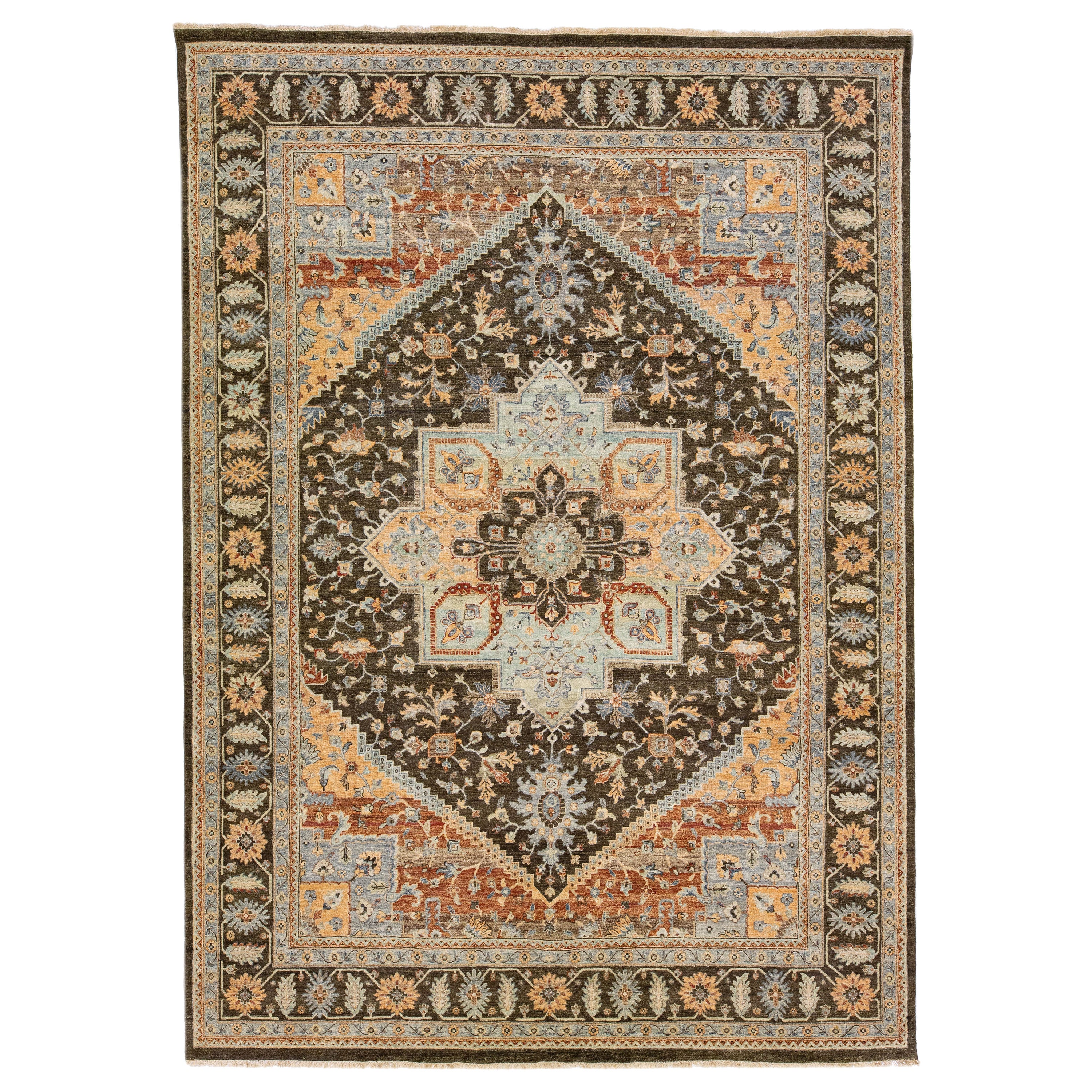Handgefertigter persischer Medaillon-Wollteppich im Täbris-Stil in Braun von Apadana im Angebot