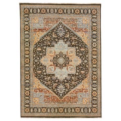 Tapis en laine persan de style Tabriz en marron avec médaillon, fait à la main par Apadana