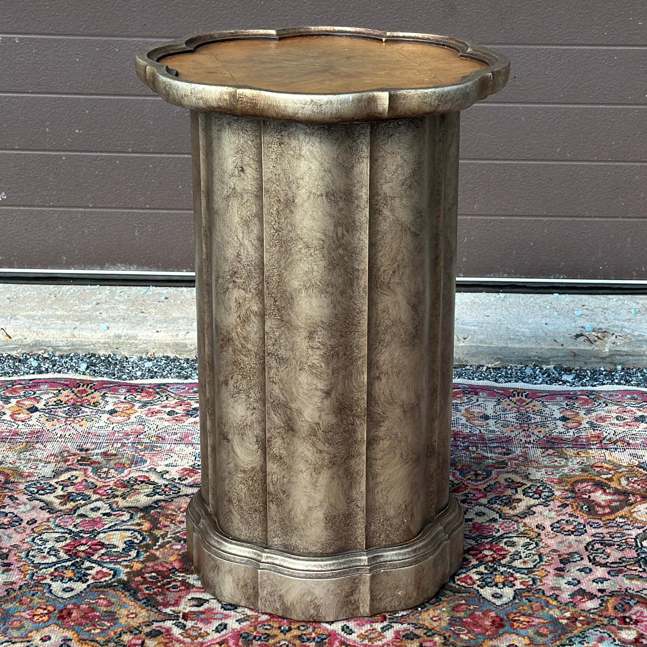 Medallion Limited Pedestal Serpentino Con Armario Hollywood Regency en venta 2